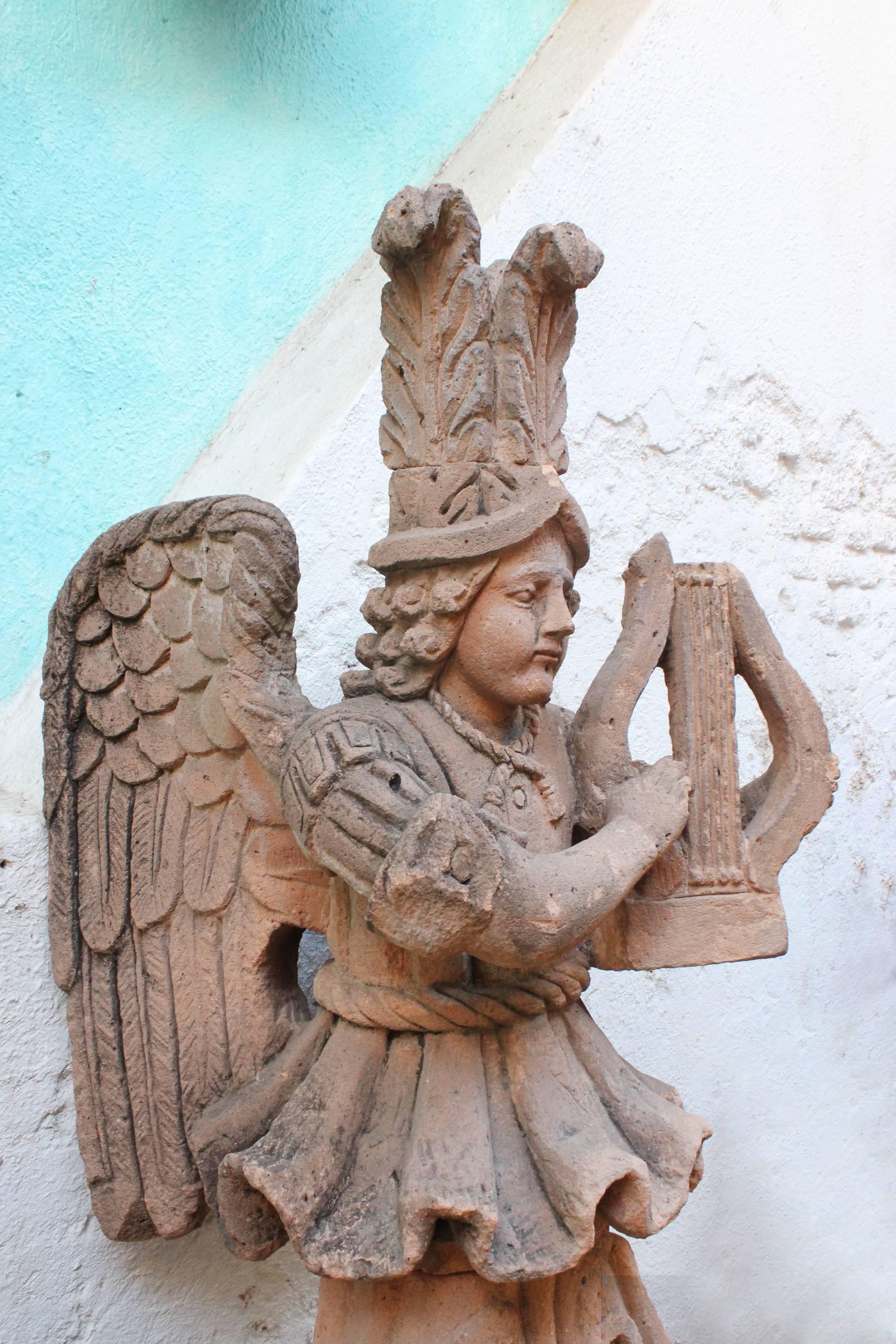 Quarrystatue eines Archangels mit Harfe aus dem 19. Jahrhundert, gefunden in West Mexiko (Handgeschnitzt) im Angebot