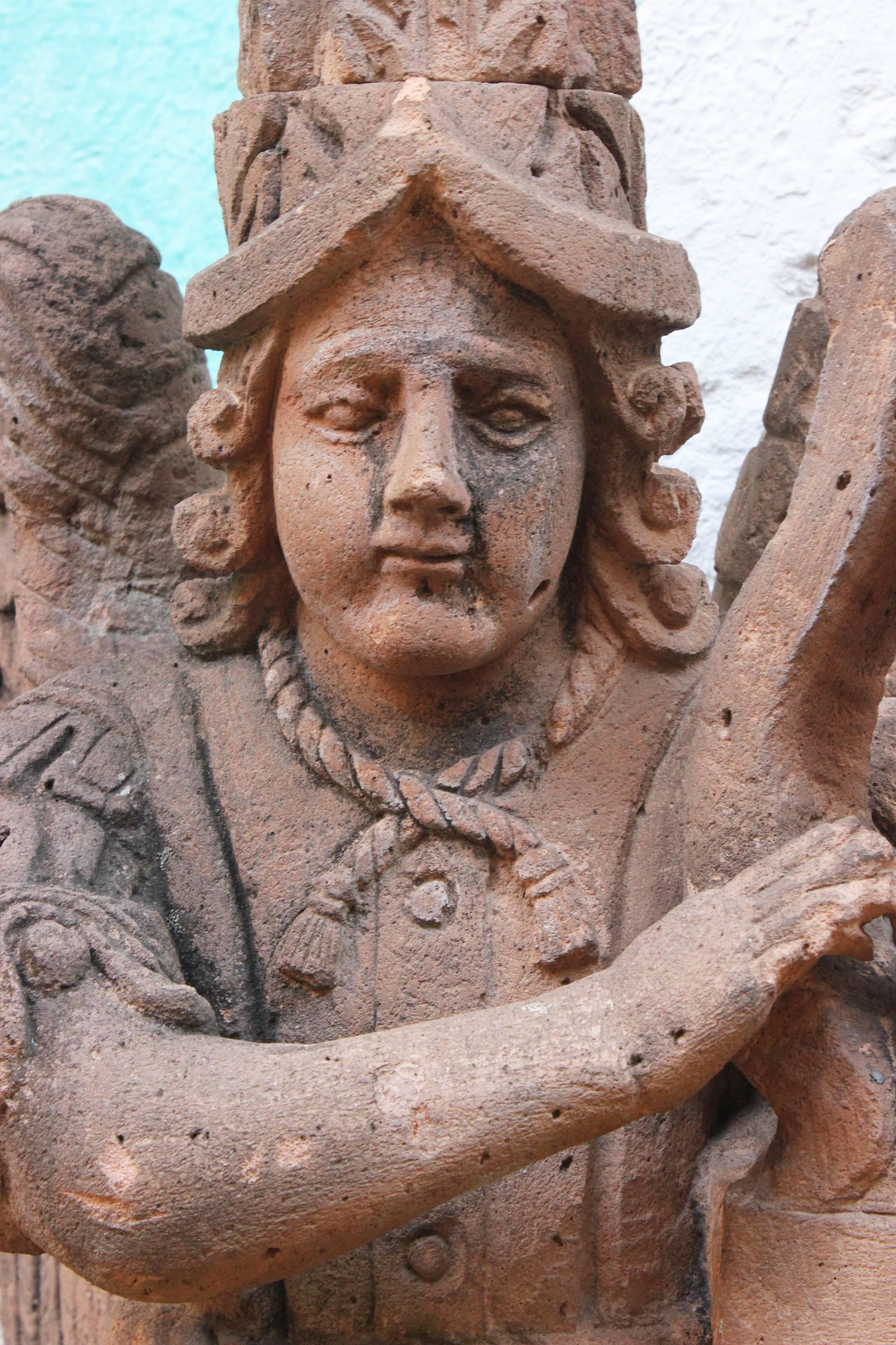 Quarrystatue eines Archangels mit Harfe aus dem 19. Jahrhundert, gefunden in West Mexiko (Kalkstein) im Angebot