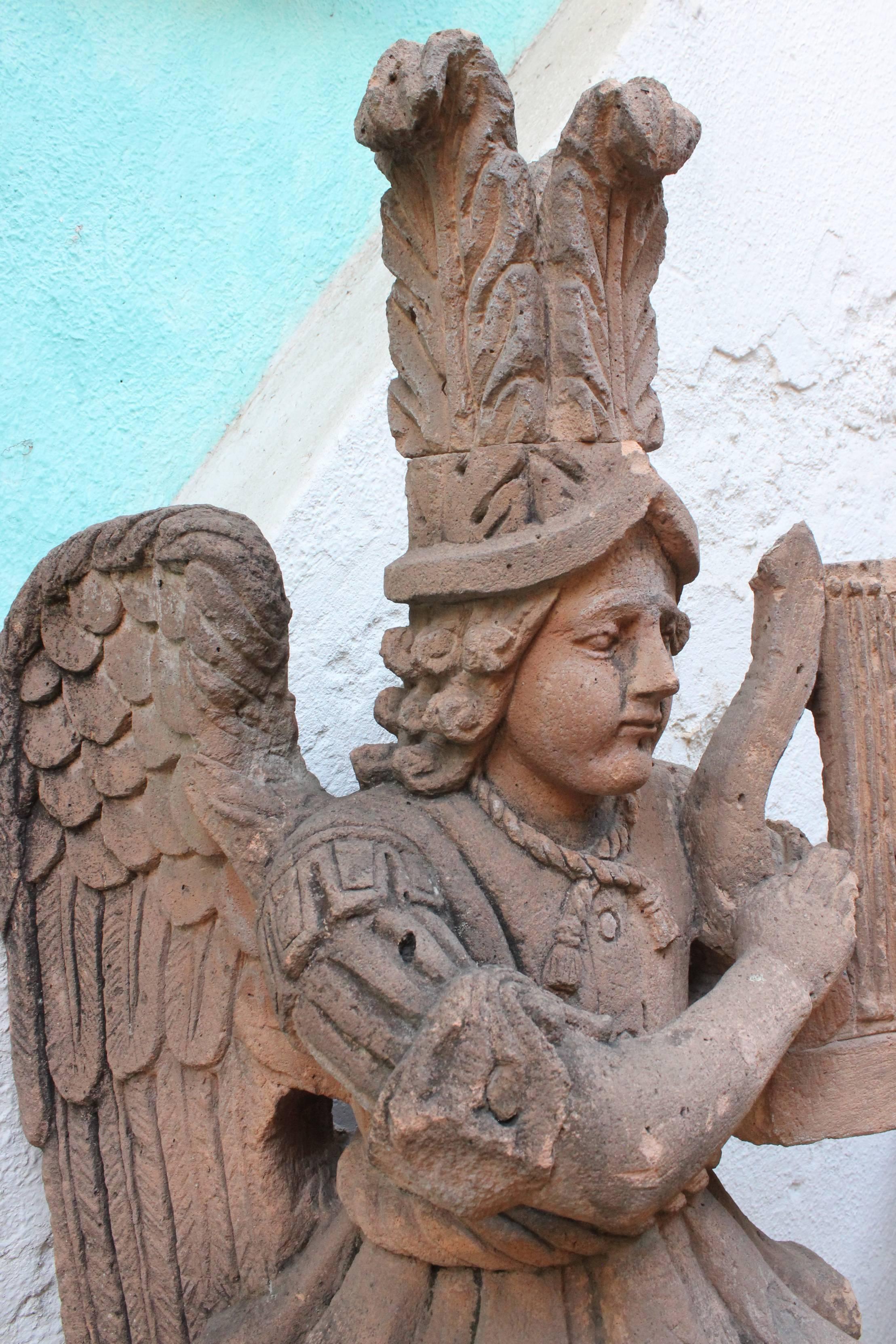 Quarrystatue eines Archangels mit Harfe aus dem 19. Jahrhundert, gefunden in West Mexiko im Angebot 2