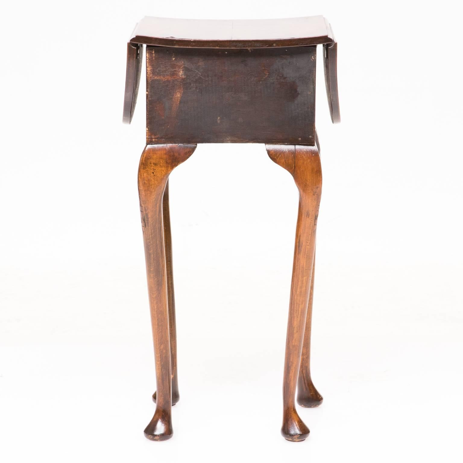 Woodwork 19th Century Queen Anne Drop-Leaf Side Table