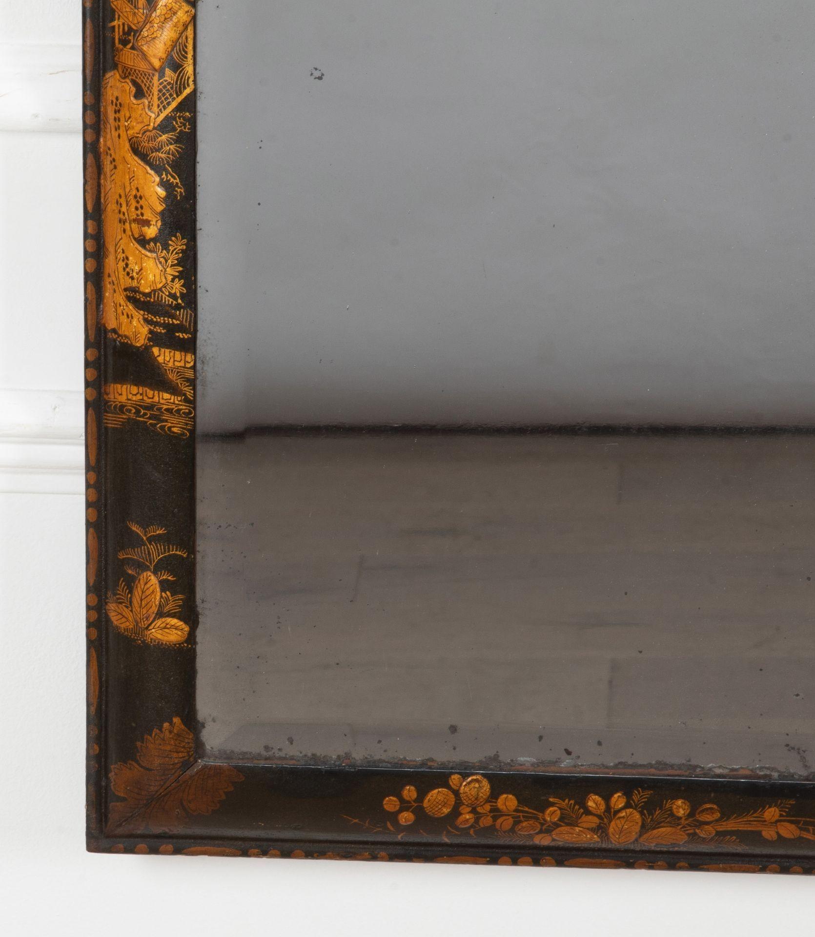 Eine fabelhafte 19. Jahrhundert Englisch, Queen Anne Stil, schwarz und vergoldet Chinoiserie dekoriert Pier Spiegel.
Der schwarz lackierte Kissenrahmen mit vergoldeten Pavillons, Vögeln und Schmetterlingen in einer bewaldeten Landschaft.
Die