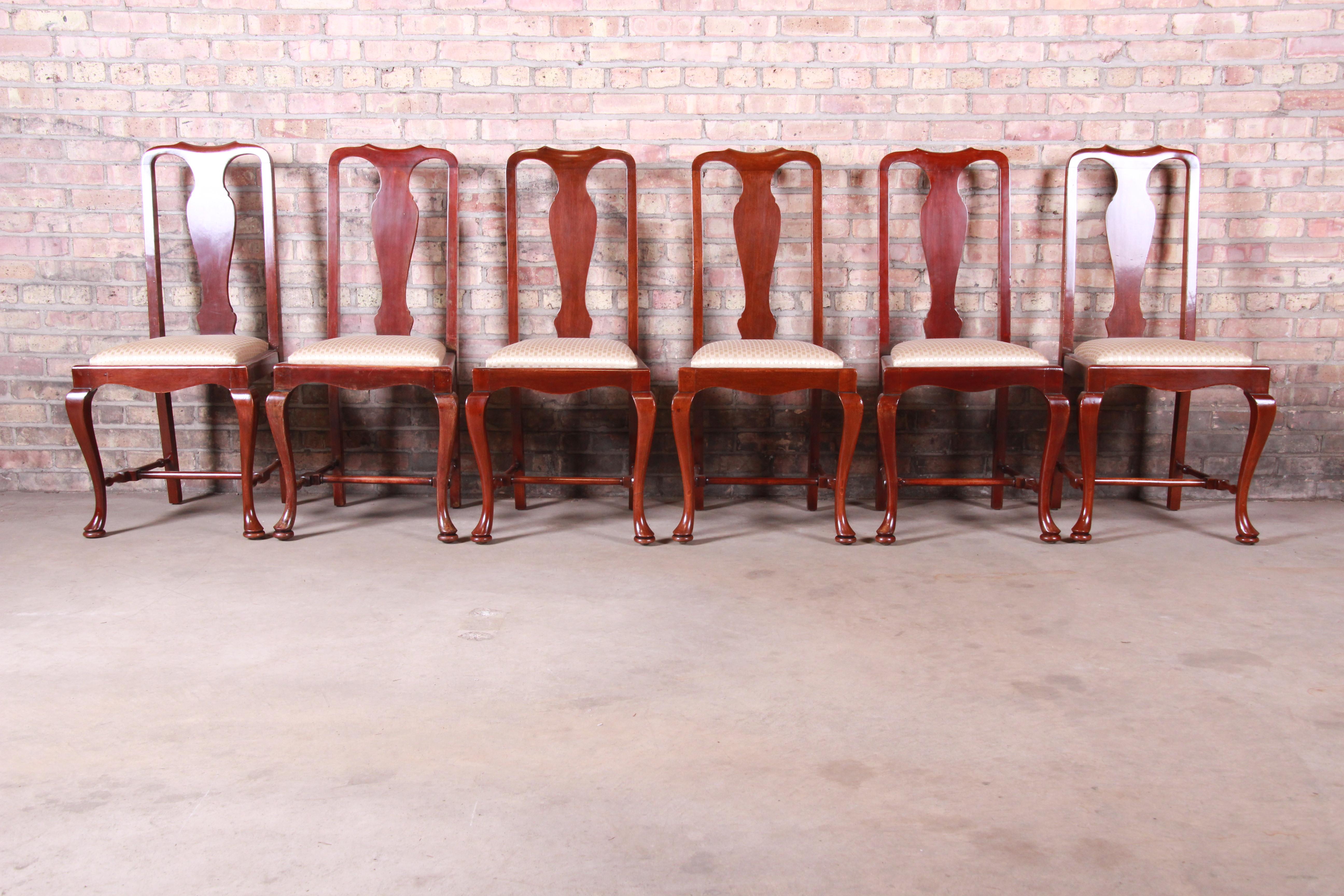 A gorgeous set of six antique Queen Anne mahogany dining chairs,

19th century

Measures: 19