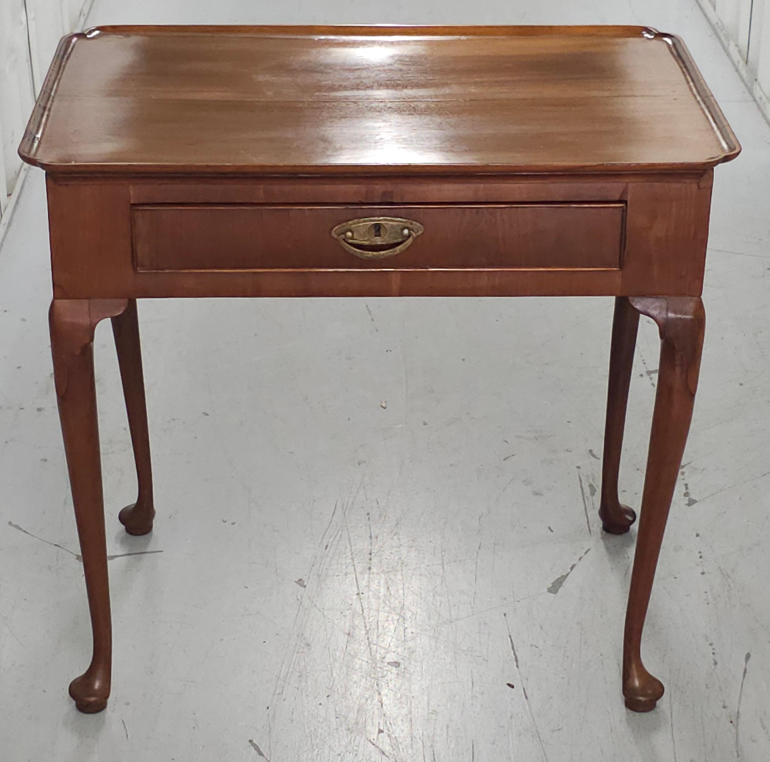 Acajou Reine Anne du 19ème siècle  Table Silver à un seul tiroir avec la tirette d'origine à trou de serrure. Mesure 30