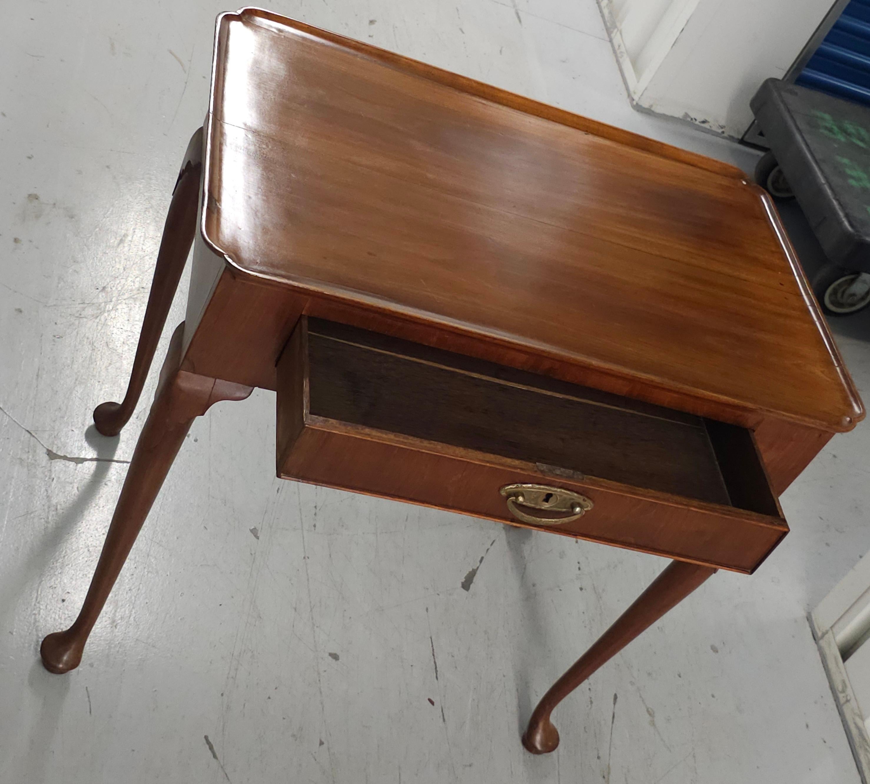 XIXe siècle Table Queen Anne du 19ème siècle en acajou argenté en vente