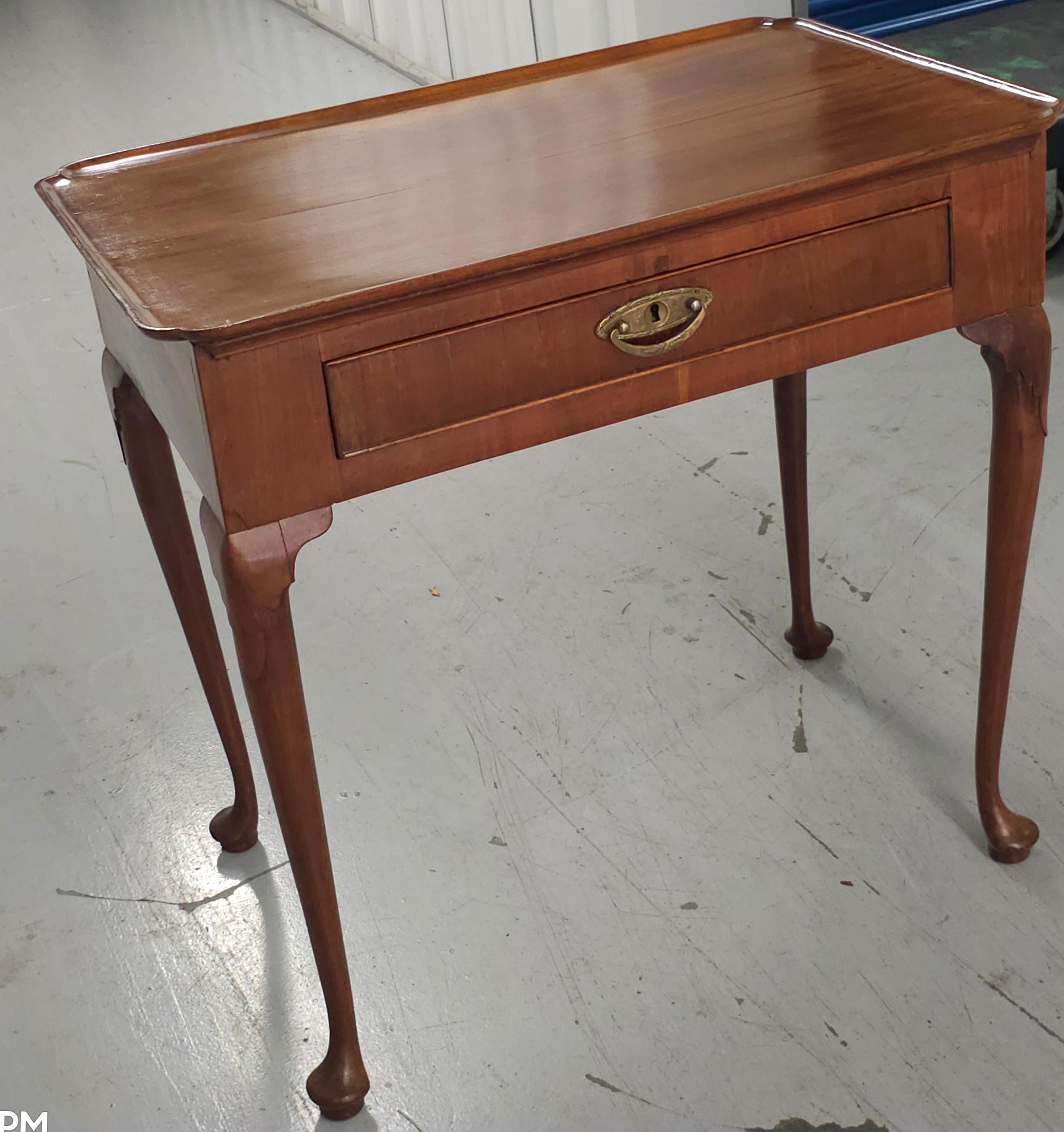 Acajou Table Queen Anne du 19ème siècle en acajou argenté en vente