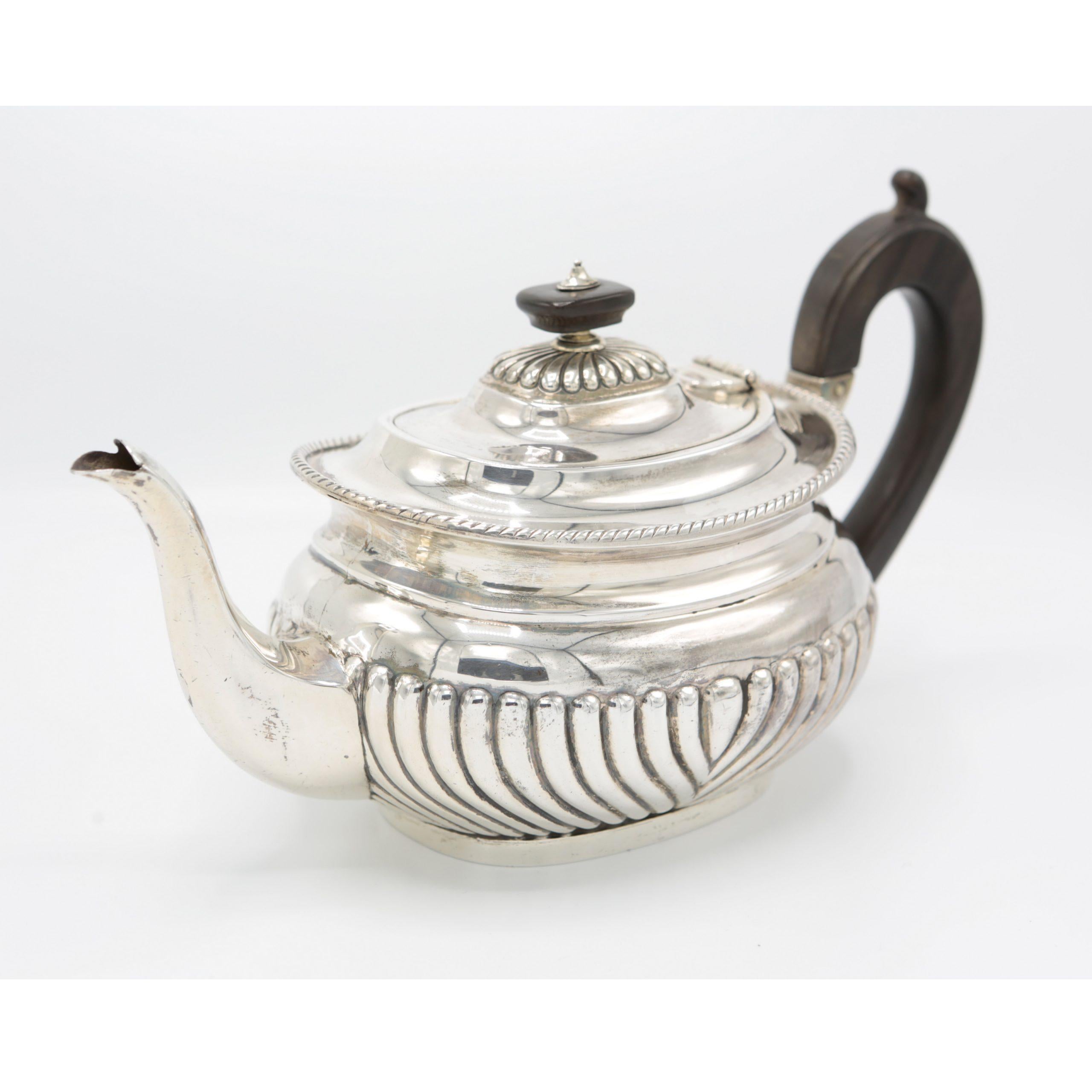 Teapot, Queen Anne style, 925/- sterling silver, London 1898, hallmarked

Height 13.5 cm, width 25 cm, depth 10.5 cm