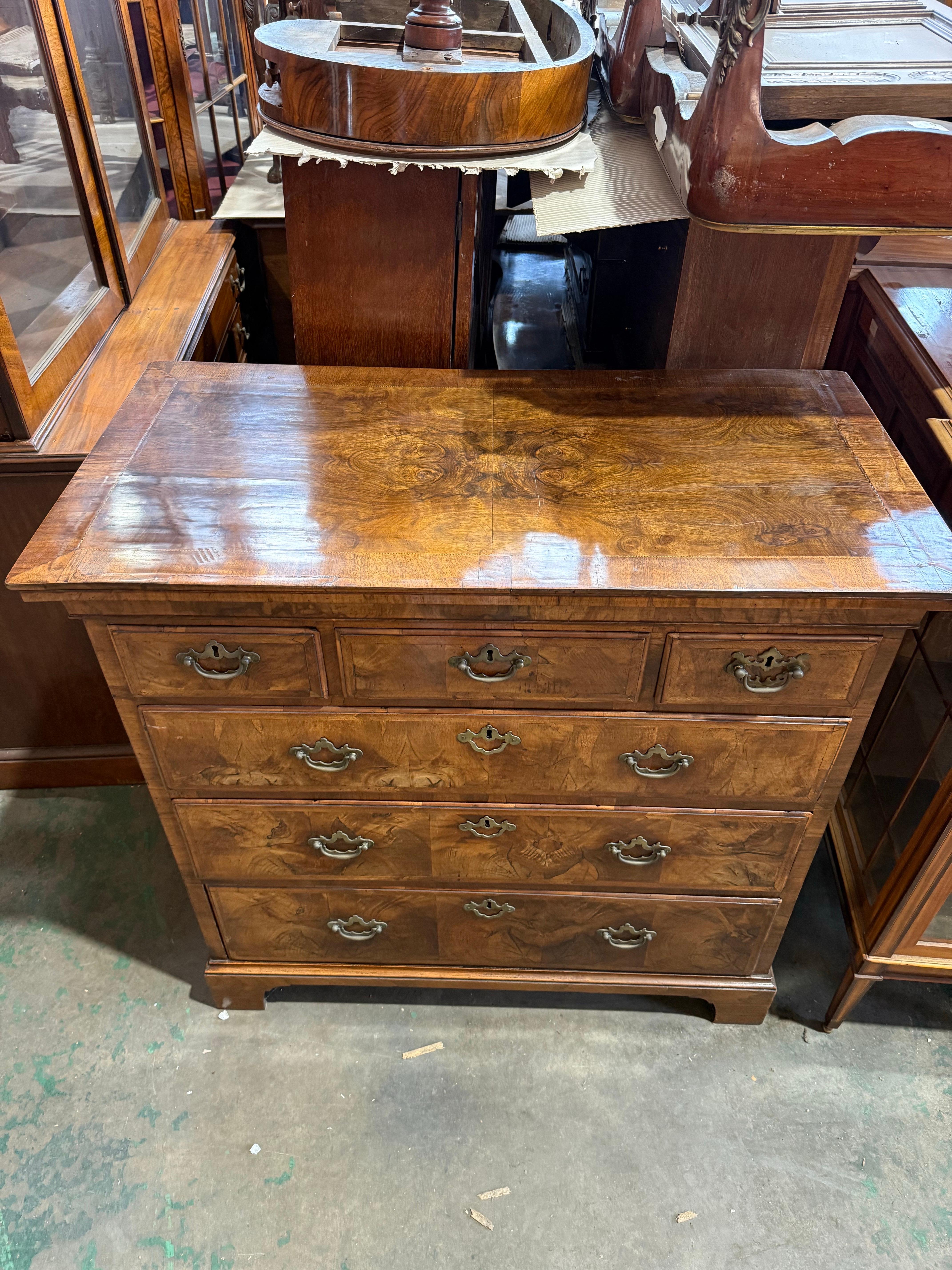 Una maestosa cassettiera del XIX secolo in stile Queen Anne, realizzata in noce splendidamente scolpito con una patina ricca e calda. Il pezzo presenta una disposizione classica di tre cassetti corti su tre cassetti lunghi e graduati, tutti ornati