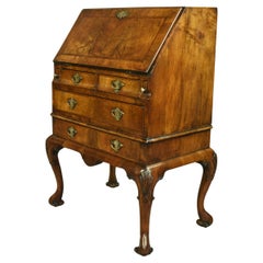 Bureau secrétaire en noyer de style Queen Anne du 19e siècle