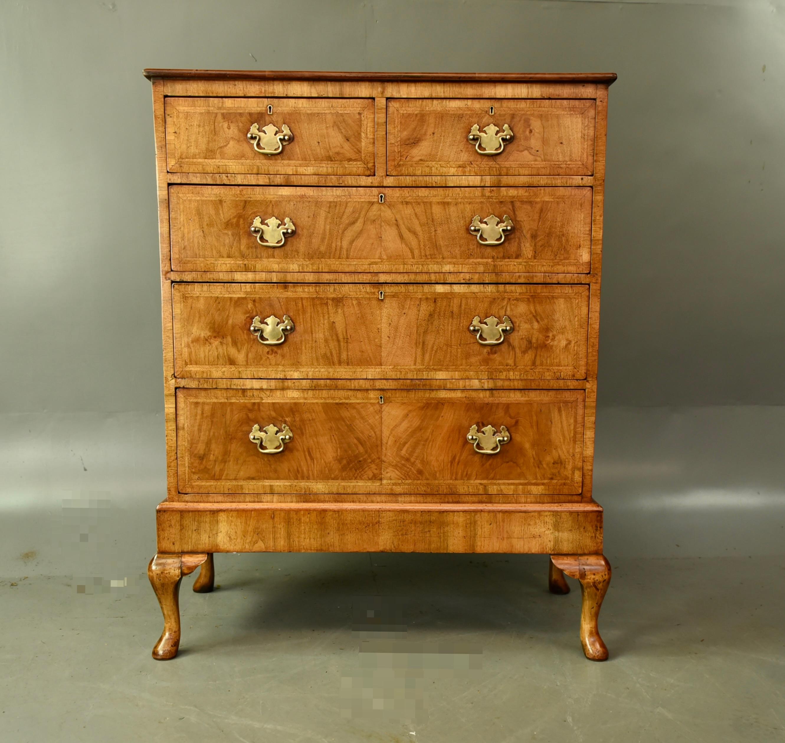 Splendida cassettiera in noce della fine del XIX secolo in stile Queen Anne, circa 1870.
La cassettiera è composta da due cassetti piccoli e da tre grandi cassetti graduati, con intarsi a spina di pesce e bordi a fasce incrociate, tutti i cassetti