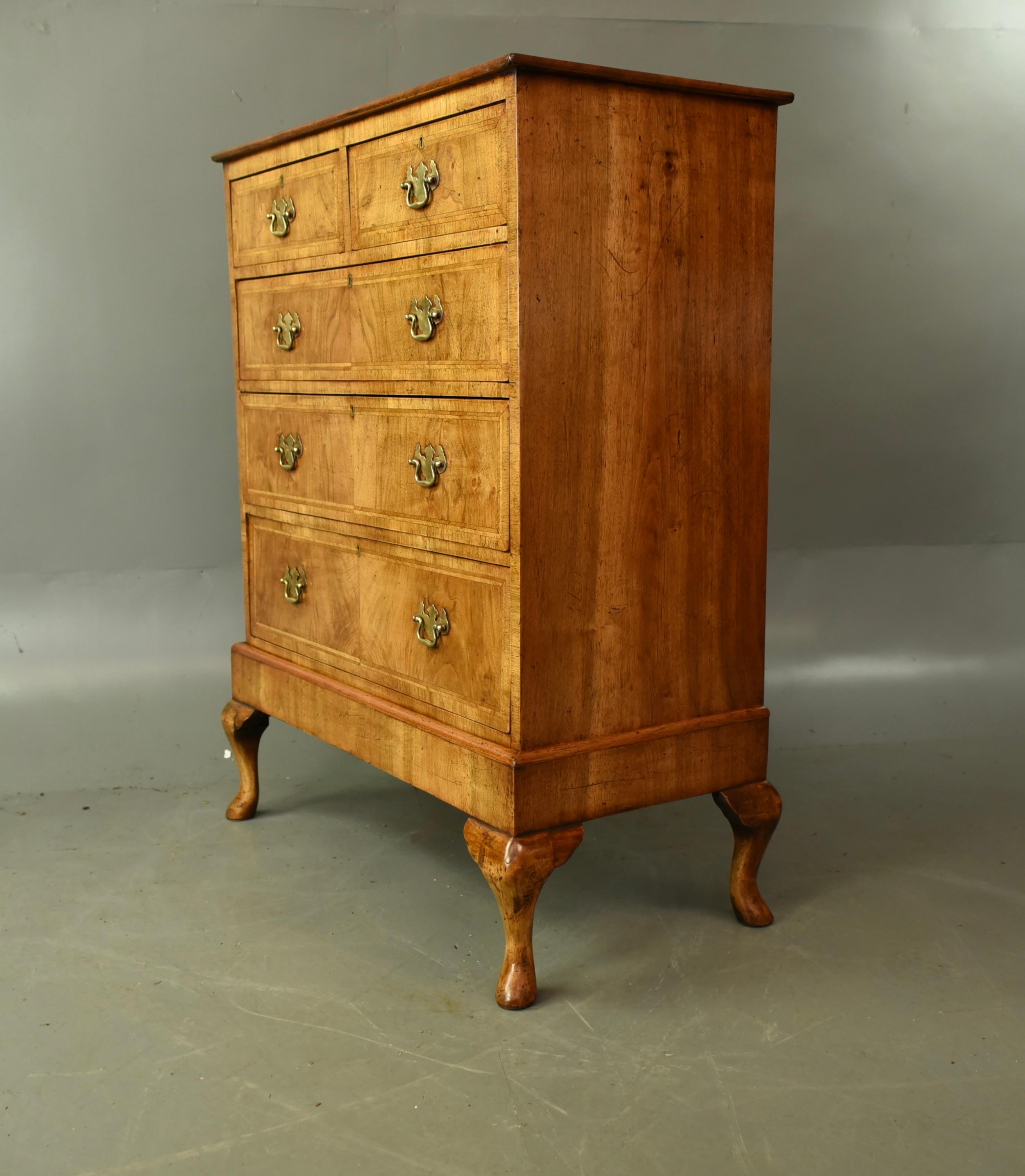 Regina Anna Cassettiera in noce Queen Anne del XIX secolo / commode