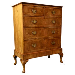 19th century Queen Anne walnut chest of drawers / commode