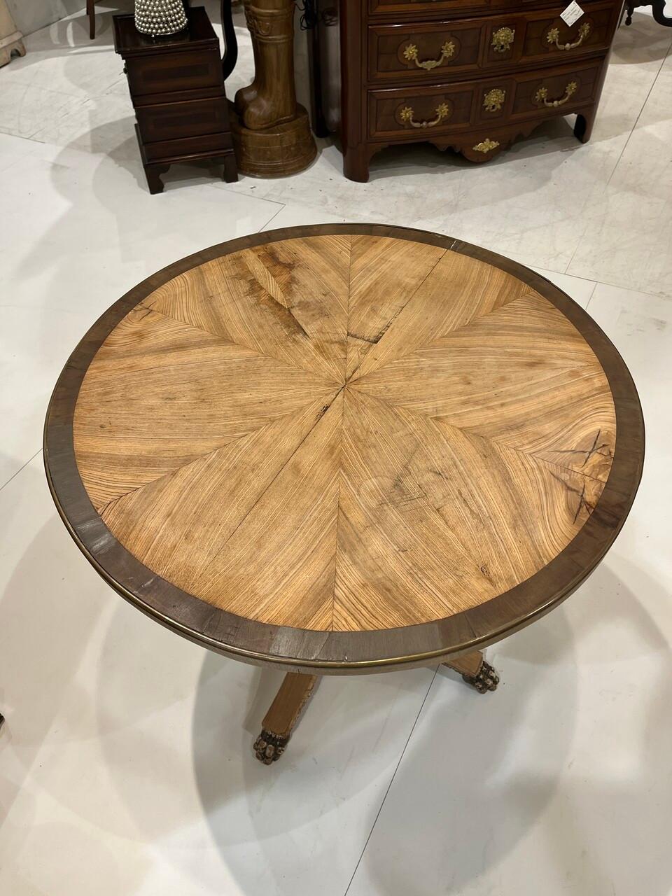 Guéridon du XIXe siècle en placage radial avec garniture en laiton et pieds en patte d'oie. Finition blanchie, avec plateau plaqué en étoile, bande de bordure en laiton et pieds en patte de lion sculptés.