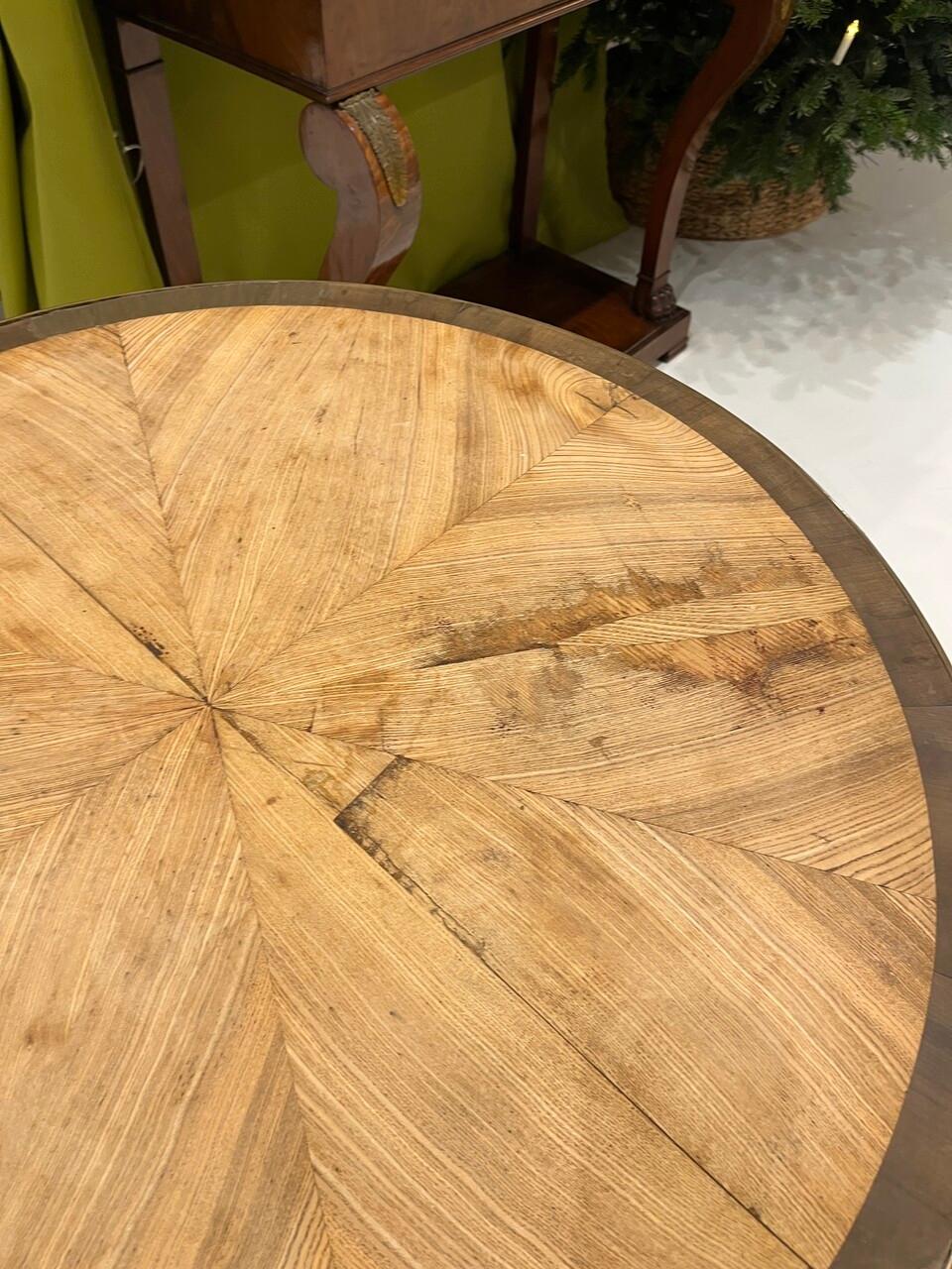 Regency Guéridon du 19e siècle en placage radial avec garniture en laiton et pieds en patte d'oie en vente