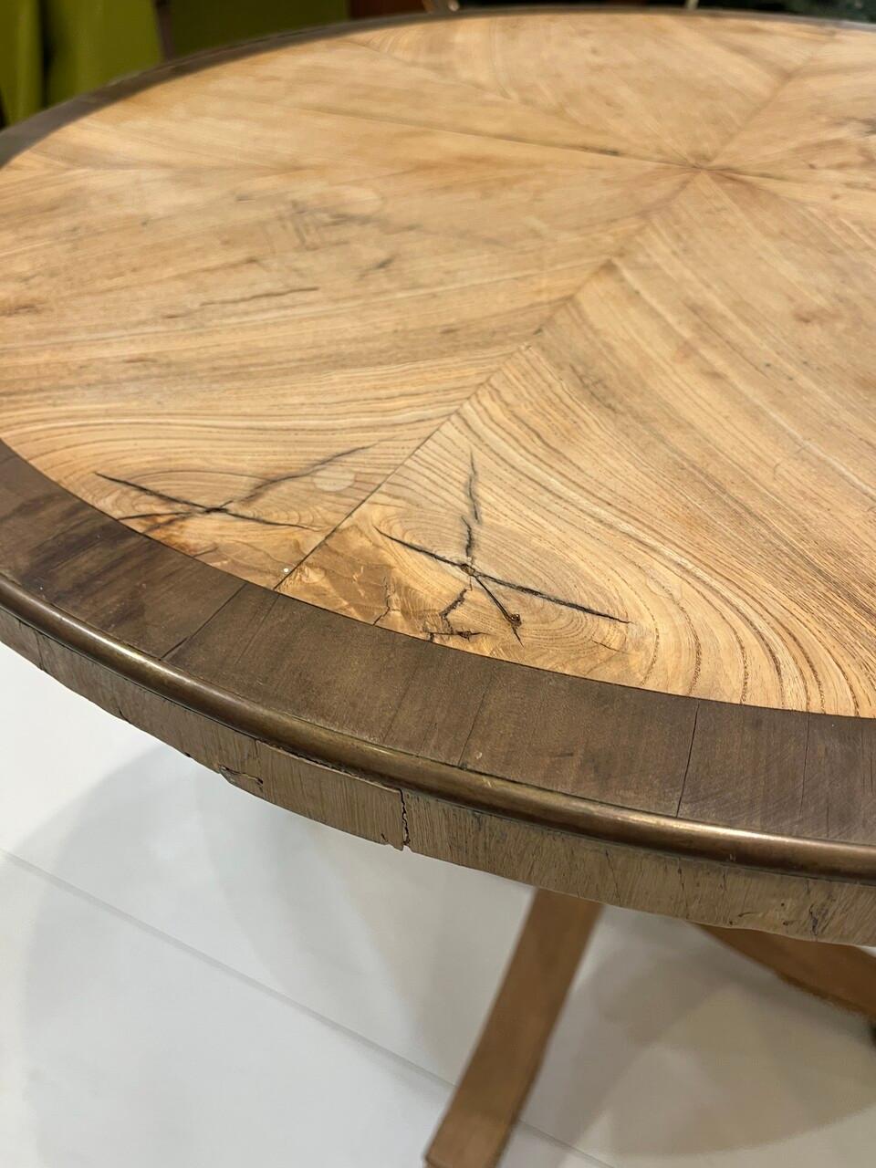 Anglais Guéridon du 19e siècle en placage radial avec garniture en laiton et pieds en patte d'oie en vente