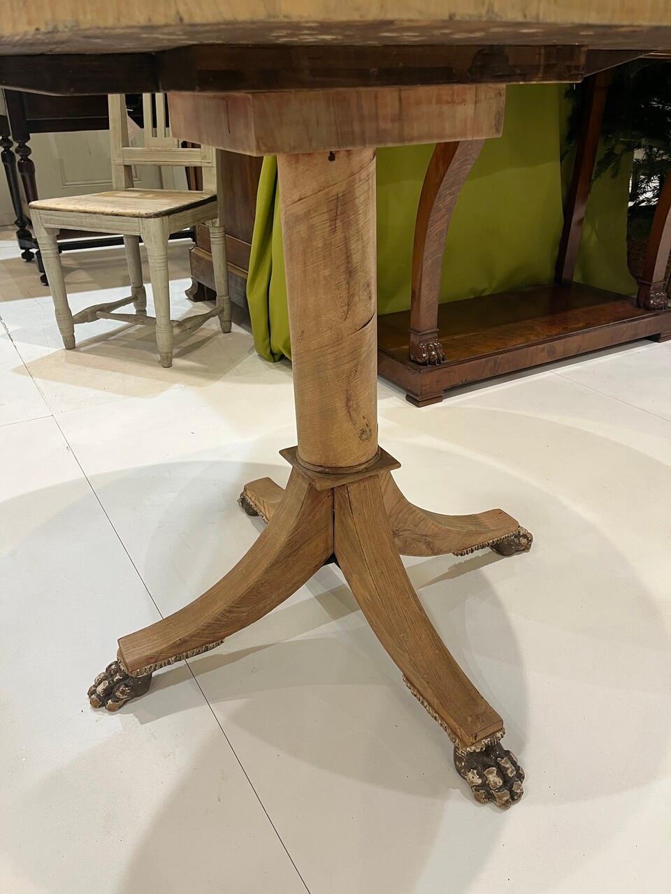 Blanchi Guéridon du 19e siècle en placage radial avec garniture en laiton et pieds en patte d'oie en vente