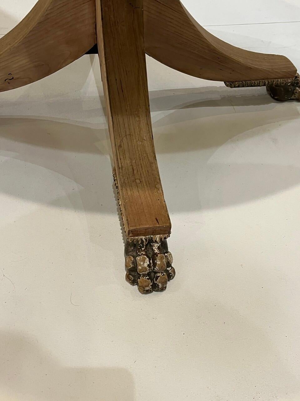 Guéridon du 19e siècle en placage radial avec garniture en laiton et pieds en patte d'oie Bon état - En vente à Houston, TX