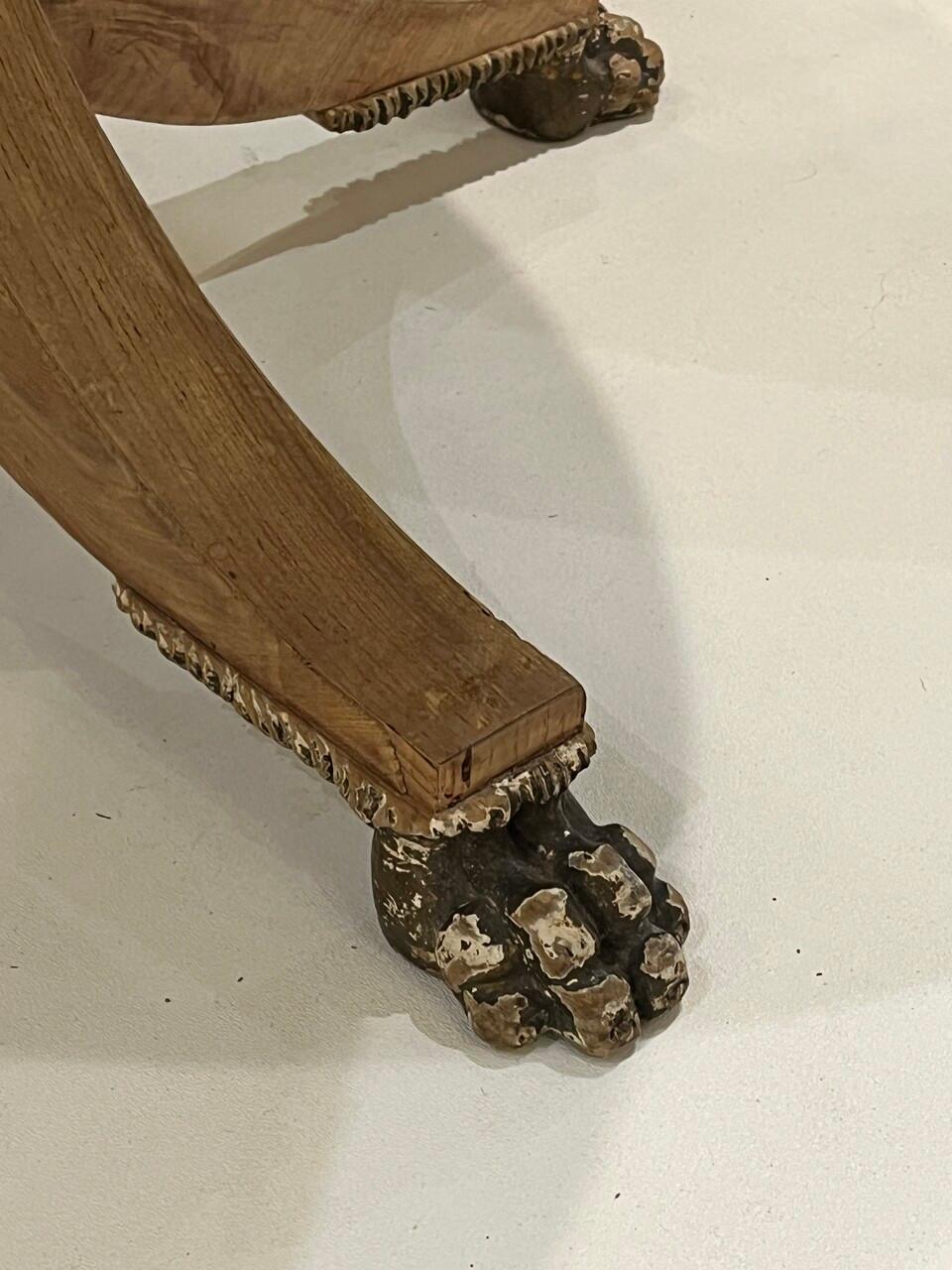 XIXe siècle Guéridon du 19e siècle en placage radial avec garniture en laiton et pieds en patte d'oie en vente