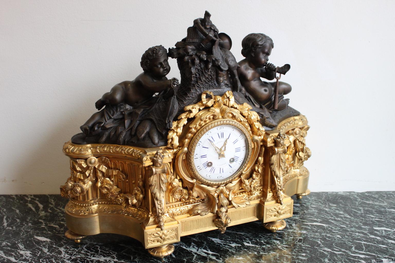 19th century Raingo in Paris clock in gilt bronze, decorated with children. Good condition, rear glass broken.
In working order.
Dimensions: Width 45 cm, height 37 cm, depth 15 cm.