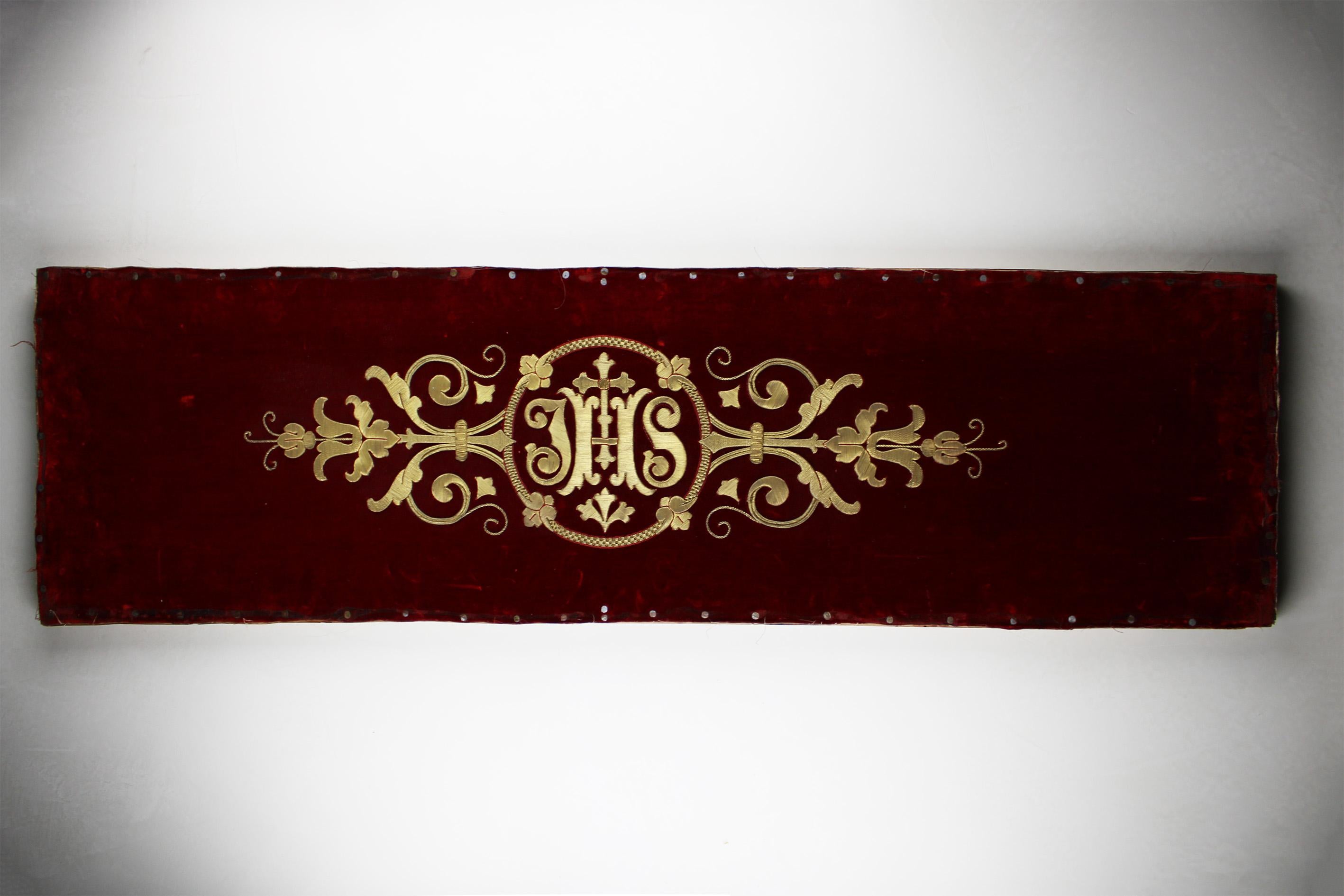 Transport yourself to the refined beauty of the 19th century with our magnificent raised goldwork embroidery. Originating from Belgium, this piece is a testament to the unparalleled craftsmanship of the era. 

Designed for liturgical use, this