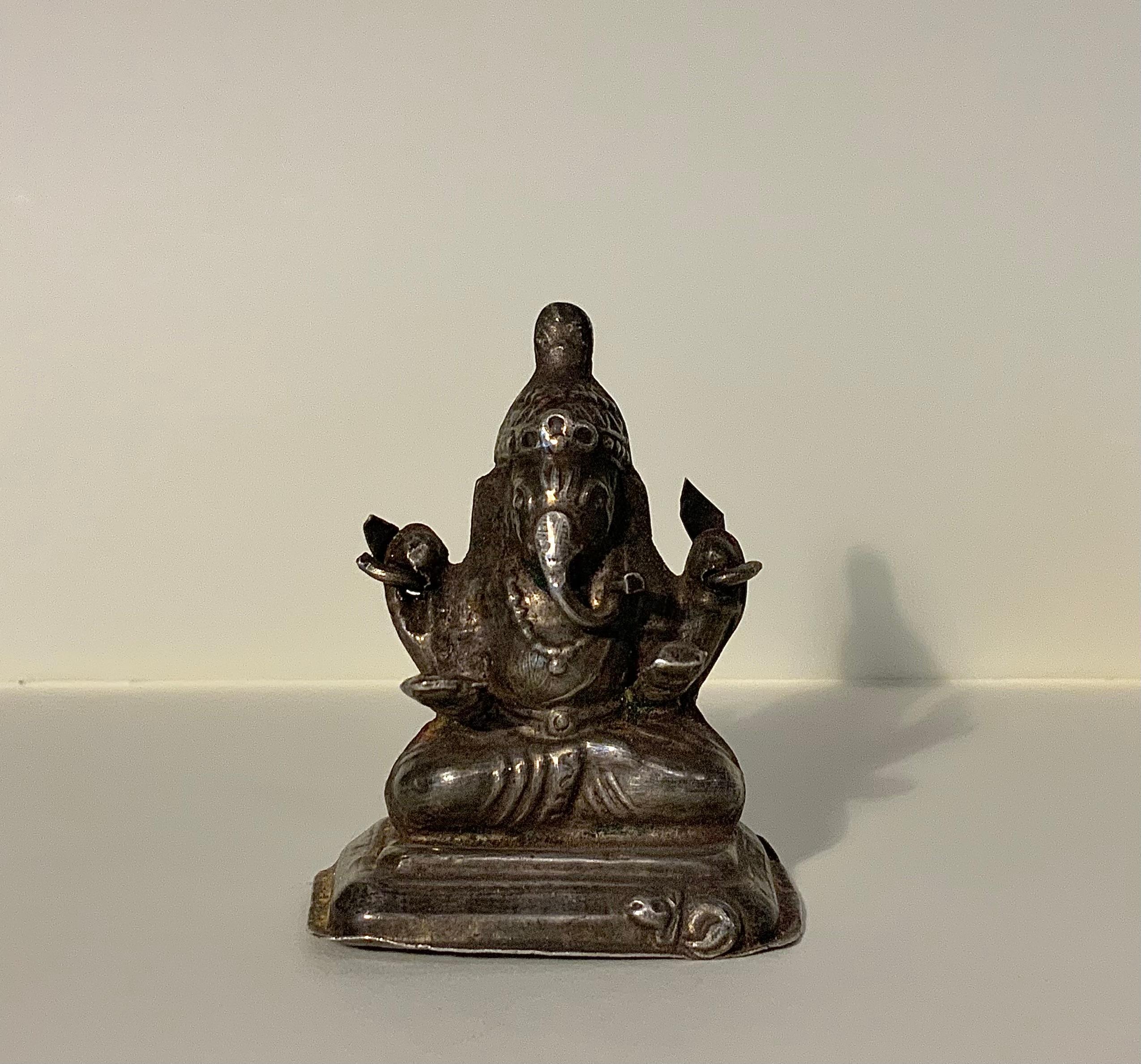 Rare miniature votive en argent représentant Ganesha
Rajasthan, 19e-début 20e siècle
Dimensions : 5 × 3,7 × 2,7 cm
Poids : 23.8 grammes
Matière : Argent massif
Provenance : Rajasthan, Inde

Cette rare figure votive de Ganesha, finement moulée, est