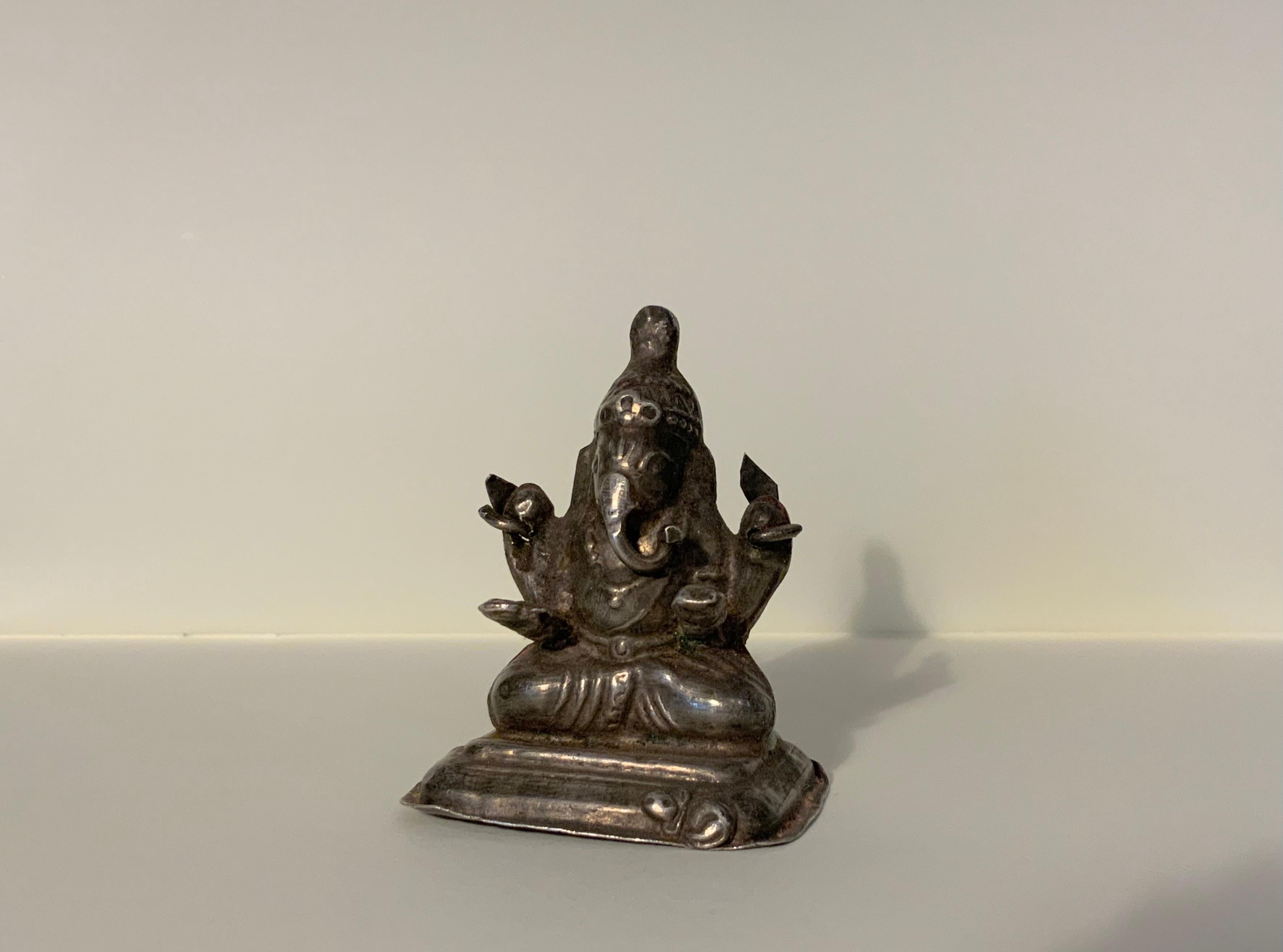 Martelé 19ème siècle Rajasthan Rare Votive Miniature Silver Figure of Ganesha en vente