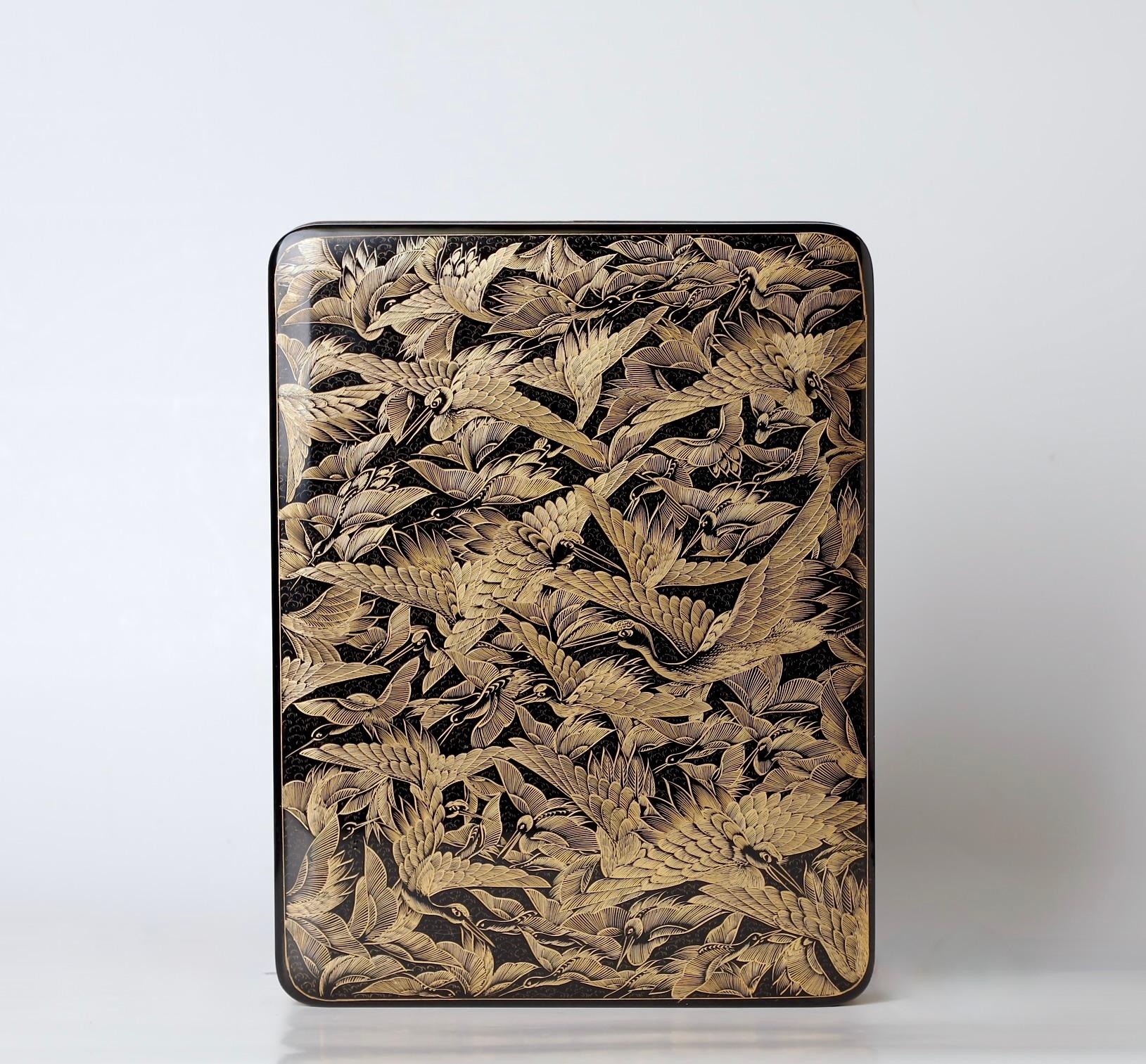 Sculpté à la main 19e siècle Rare et unique boîte en laque art déco en vente