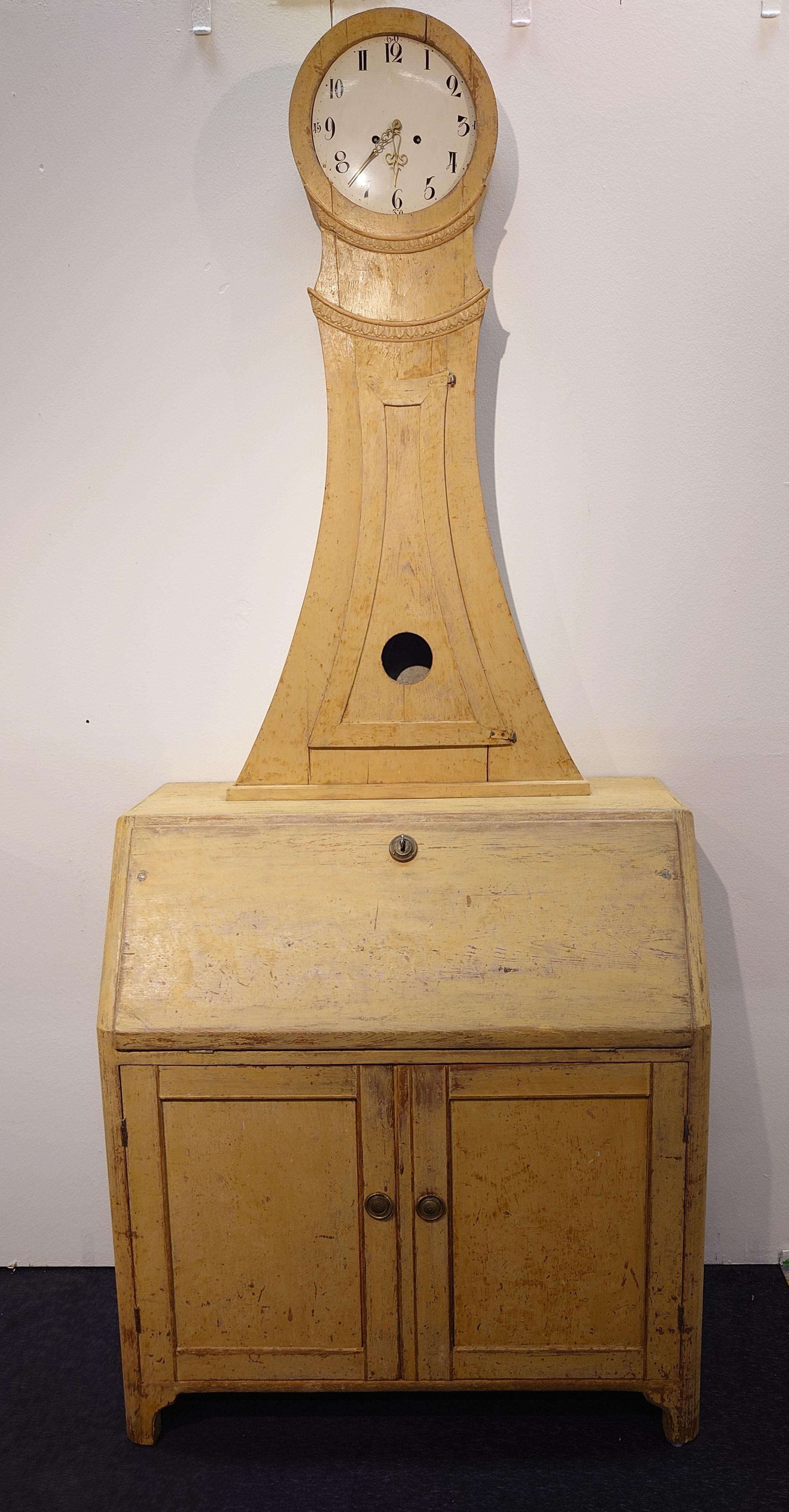  Seltene antike nordschwedische Skulptur des 19. Jahrhunderts  Kiefer Sekretär Uhr Schreibtisch  Land (Handgeschnitzt) im Angebot