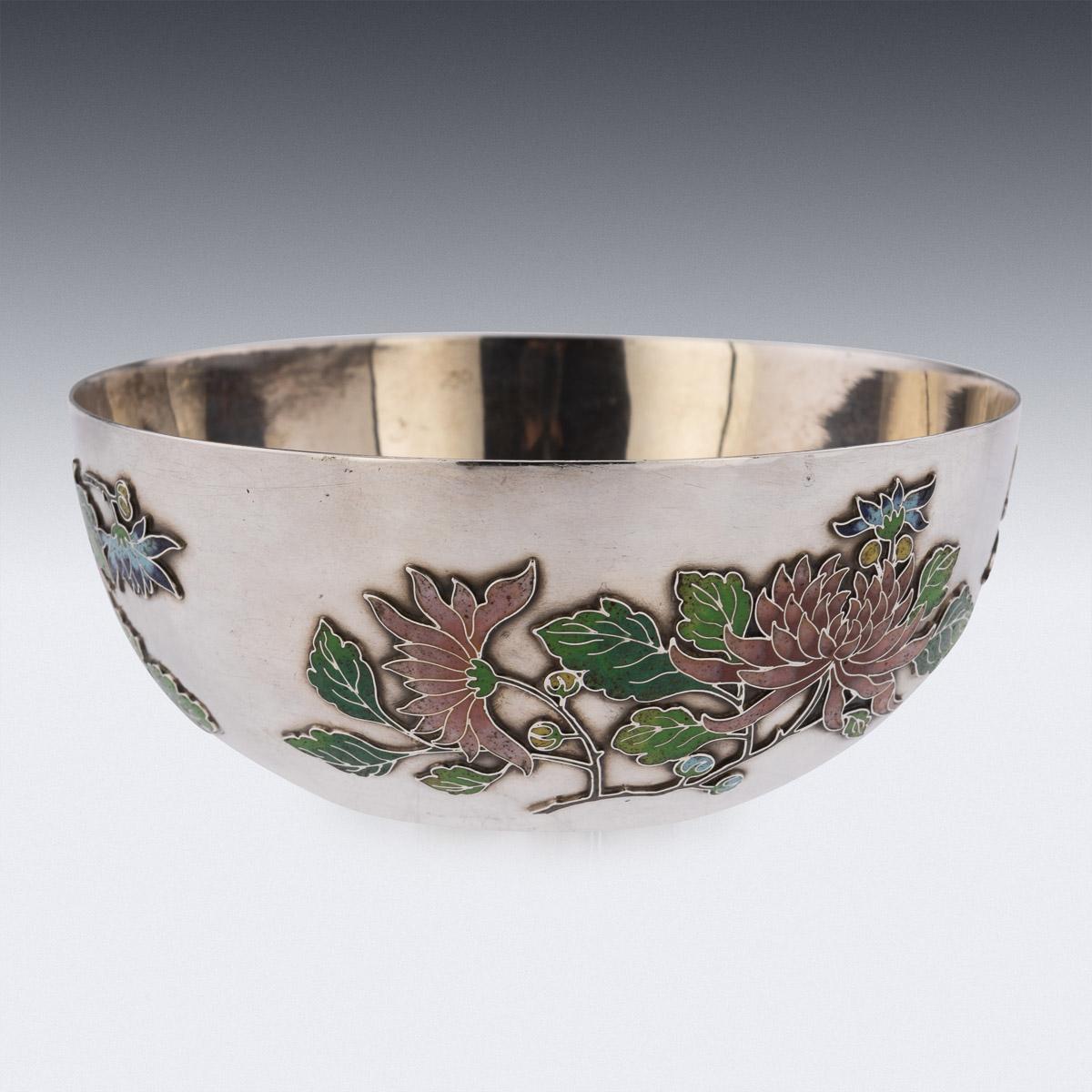 Siglo XIX Extremadamente raro Cuenco chino de exportación de plata y esmalte, los lados están aplicados con esmaltes sombreados, representando flores de crisantemos en flor sobre fondo pulido. El cuenco es de buen tamaño tradicional y presenta una