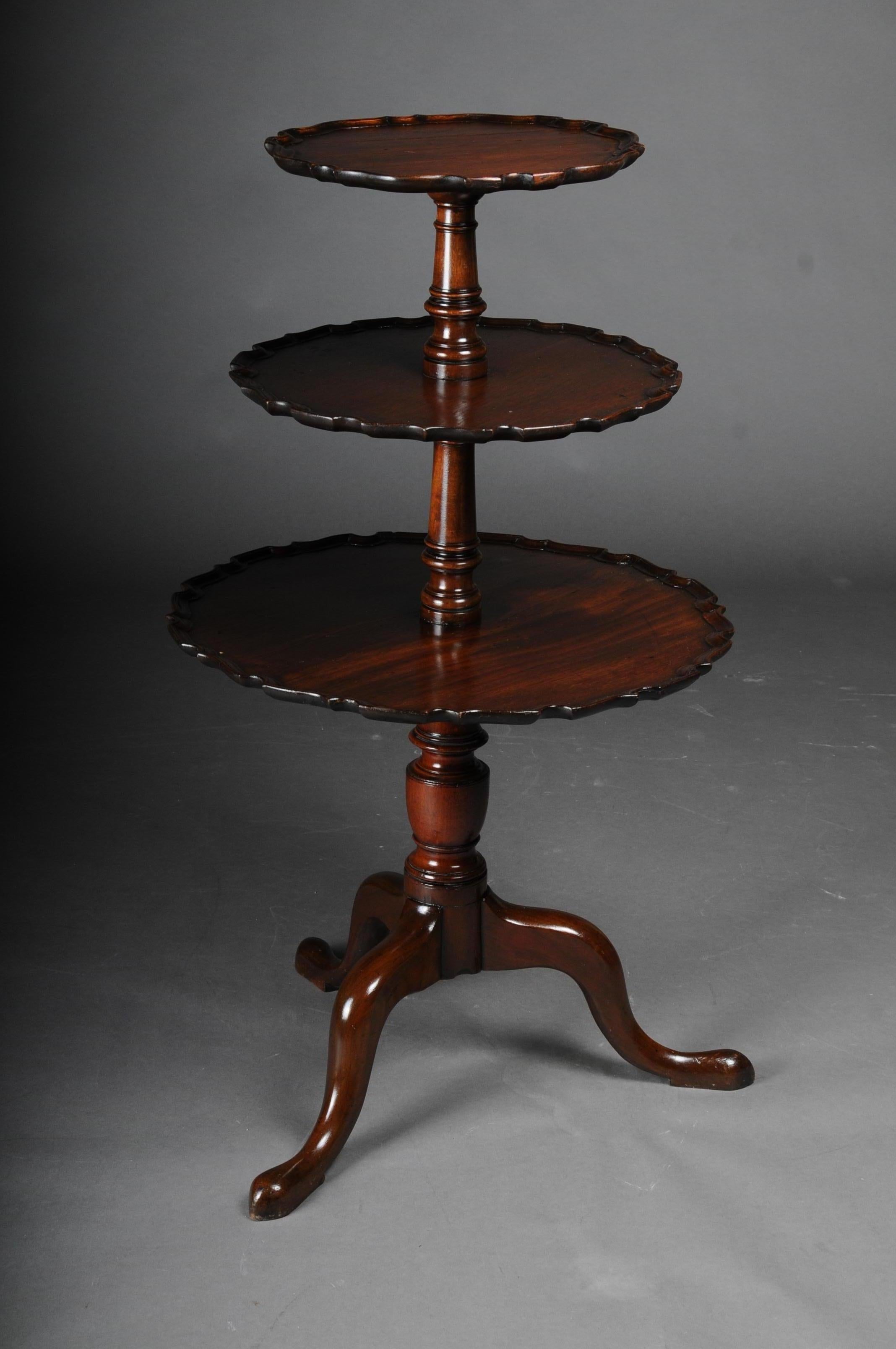 19th century rare English side table / étagère, Victorian, mahogany
Solid mahogany wood with three-tier, profiled shelves. Pillar shaft, turned and also made of solid mahogany. Basalt table / étagère standing on 3 curved ones.
An absolute rarity