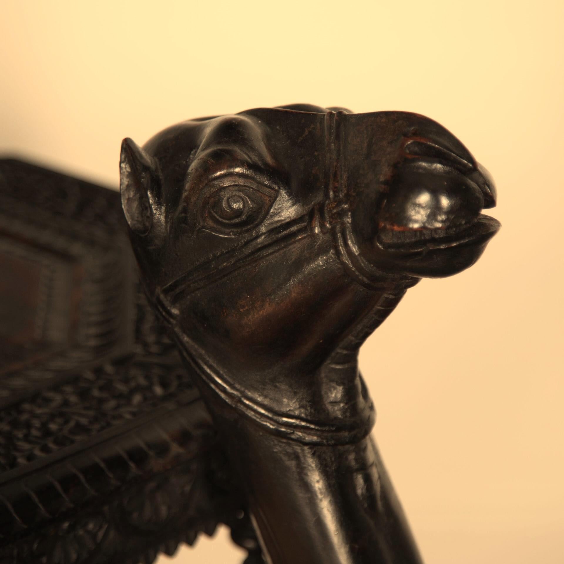 Seltener indischer geschnitzter Kamel-Beistelltisch aus dem 19. Jahrhundert im Angebot 2