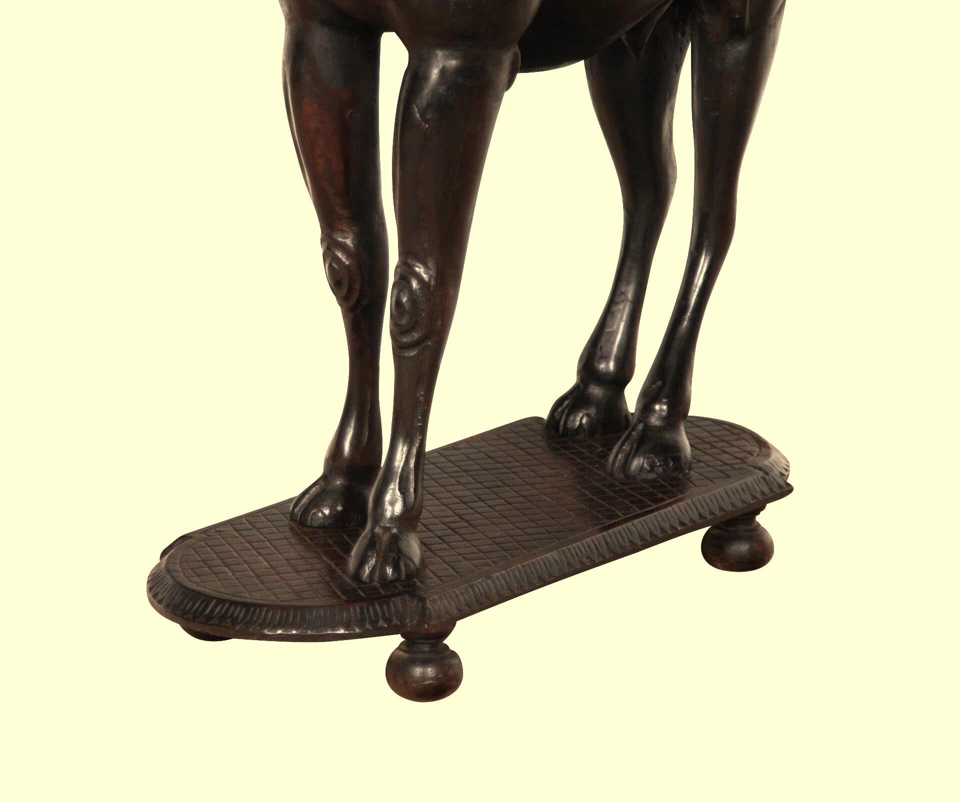Rare table d'appoint à chameau sculptée en Inde au 19e siècle en vente 3
