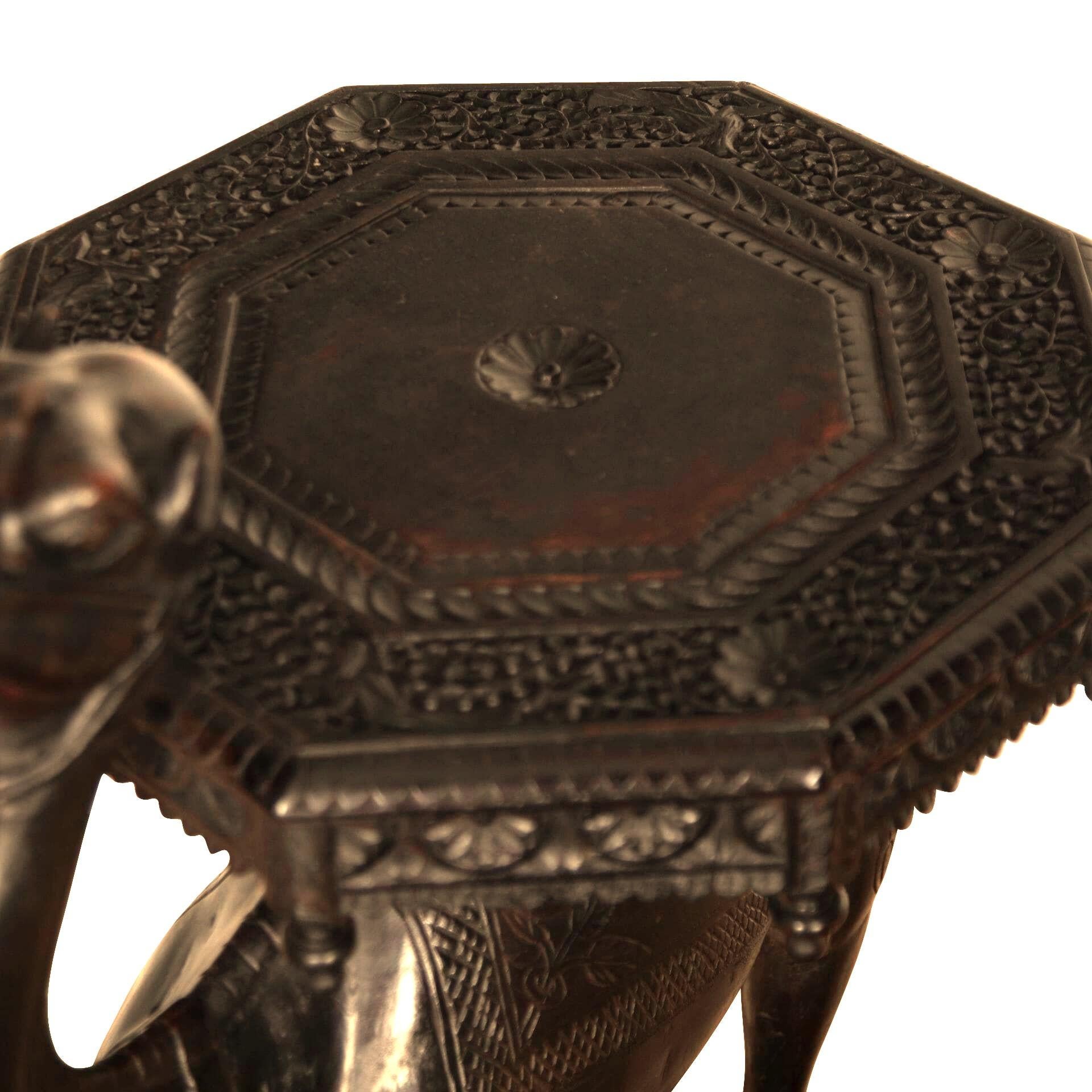 Seltener indischer geschnitzter Kamel-Beistelltisch aus dem 19. Jahrhundert im Angebot 4