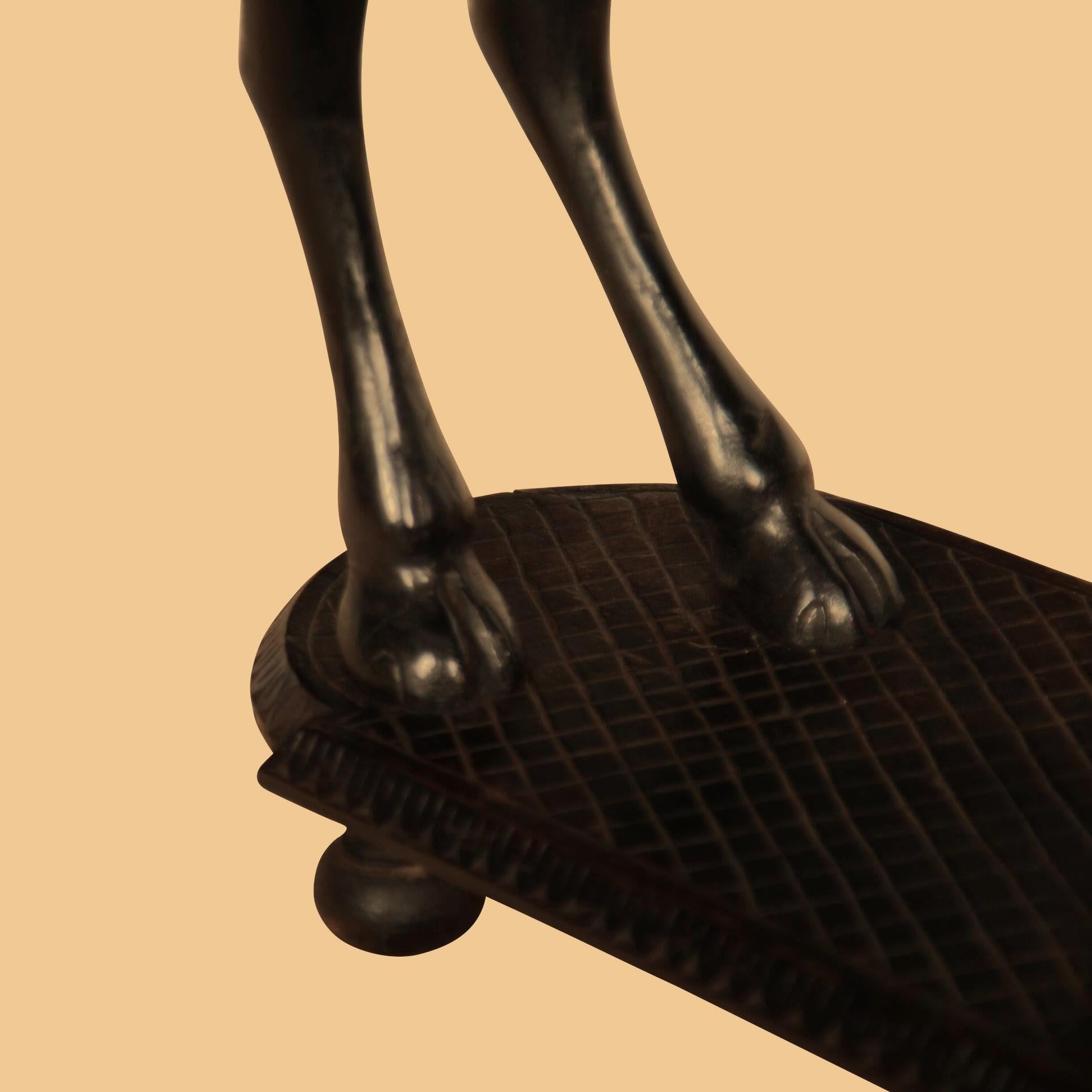 Rare table d'appoint à chameau sculptée en Inde au 19e siècle en vente 5