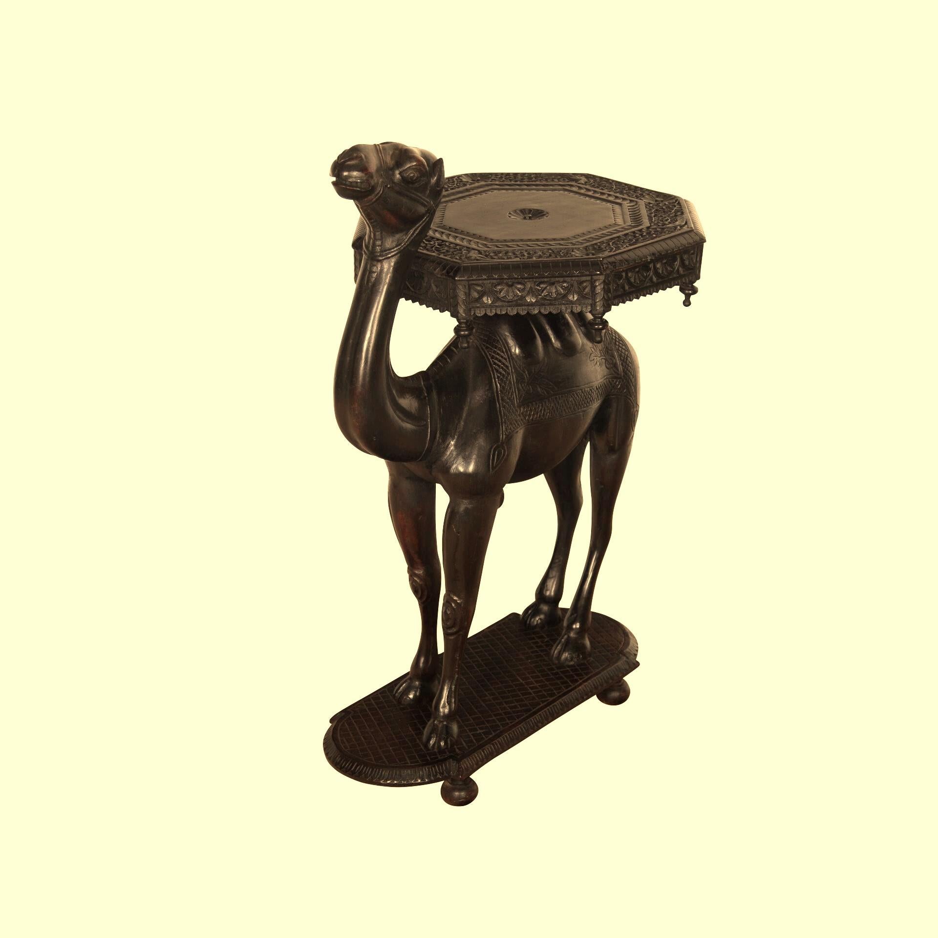 Seltener indischer geschnitzter Kamel-Beistelltisch aus dem 19. Jahrhundert (Anglo-indisch) im Angebot