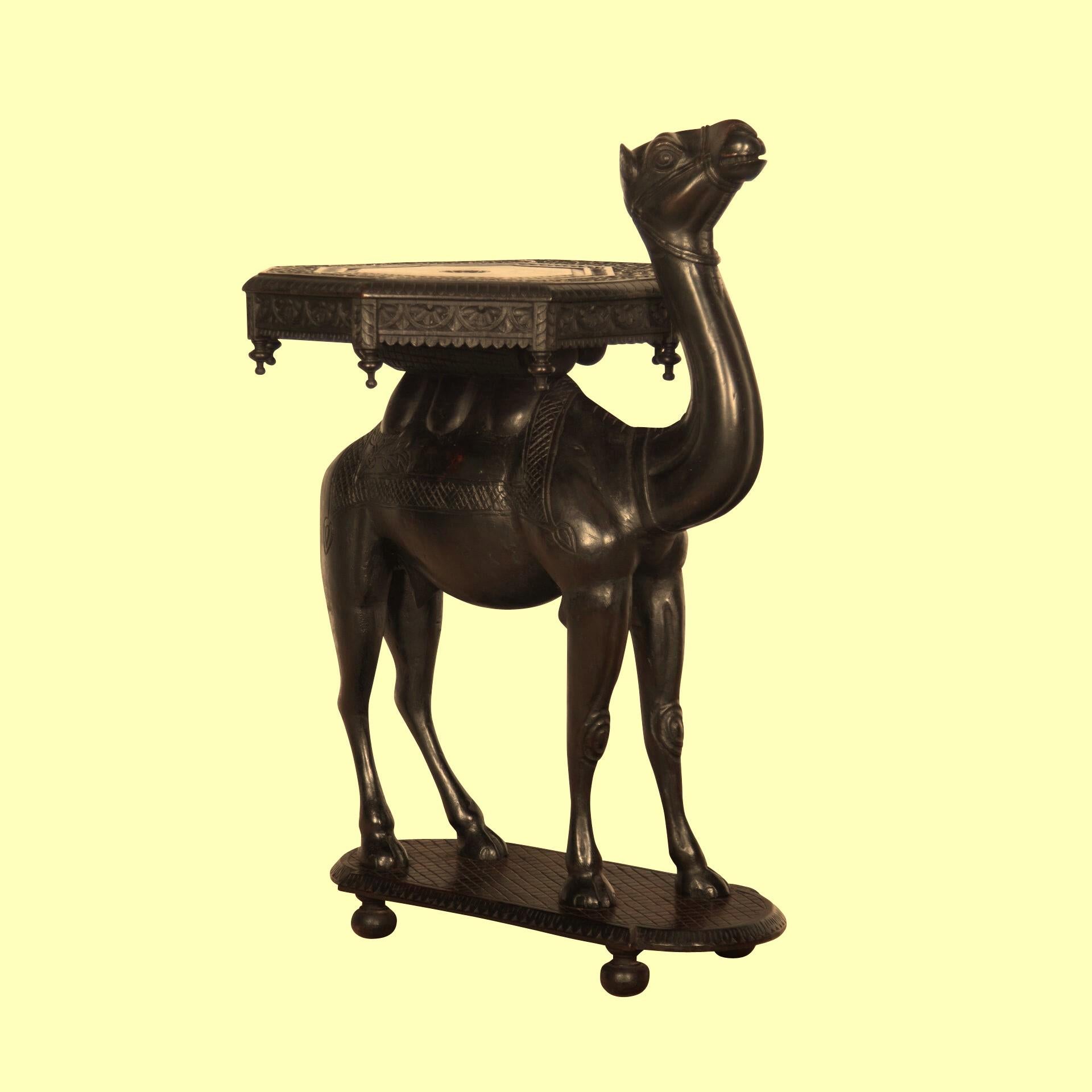 Seltener indischer geschnitzter Kamel-Beistelltisch aus dem 19. Jahrhundert (Indisch) im Angebot