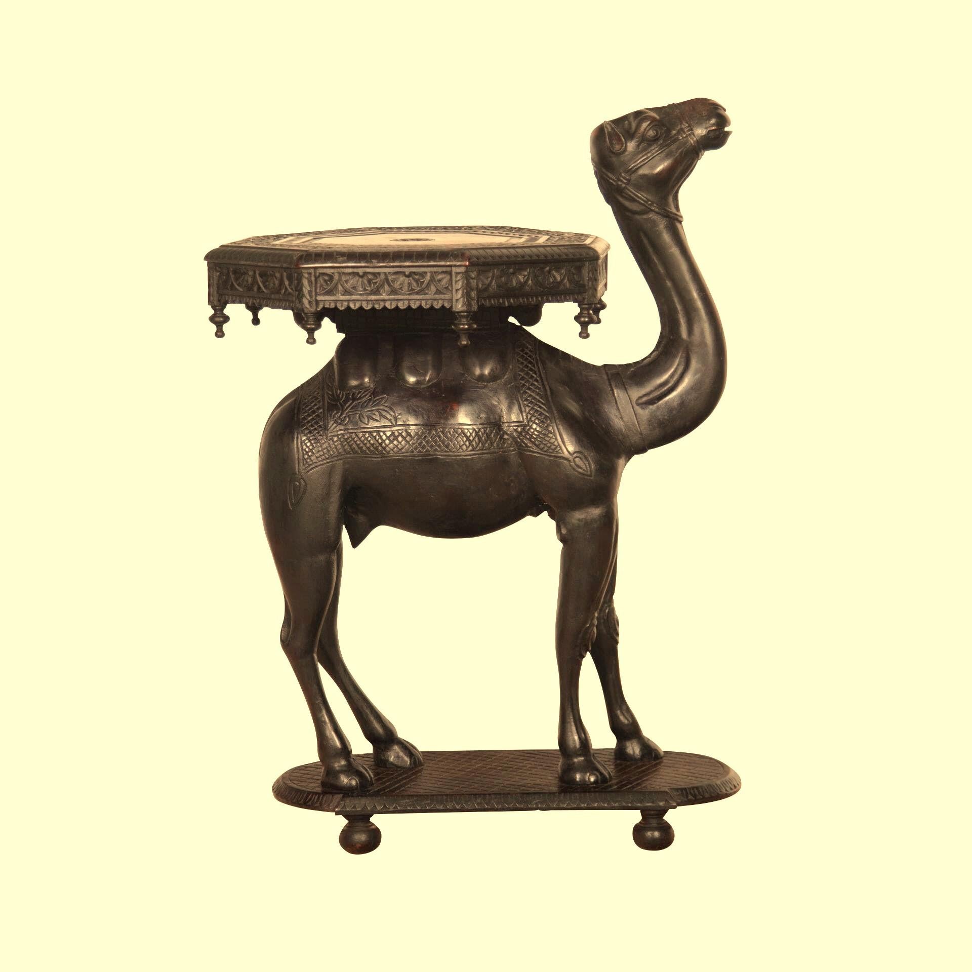 Sculpté Rare table d'appoint à chameau sculptée en Inde au 19e siècle en vente