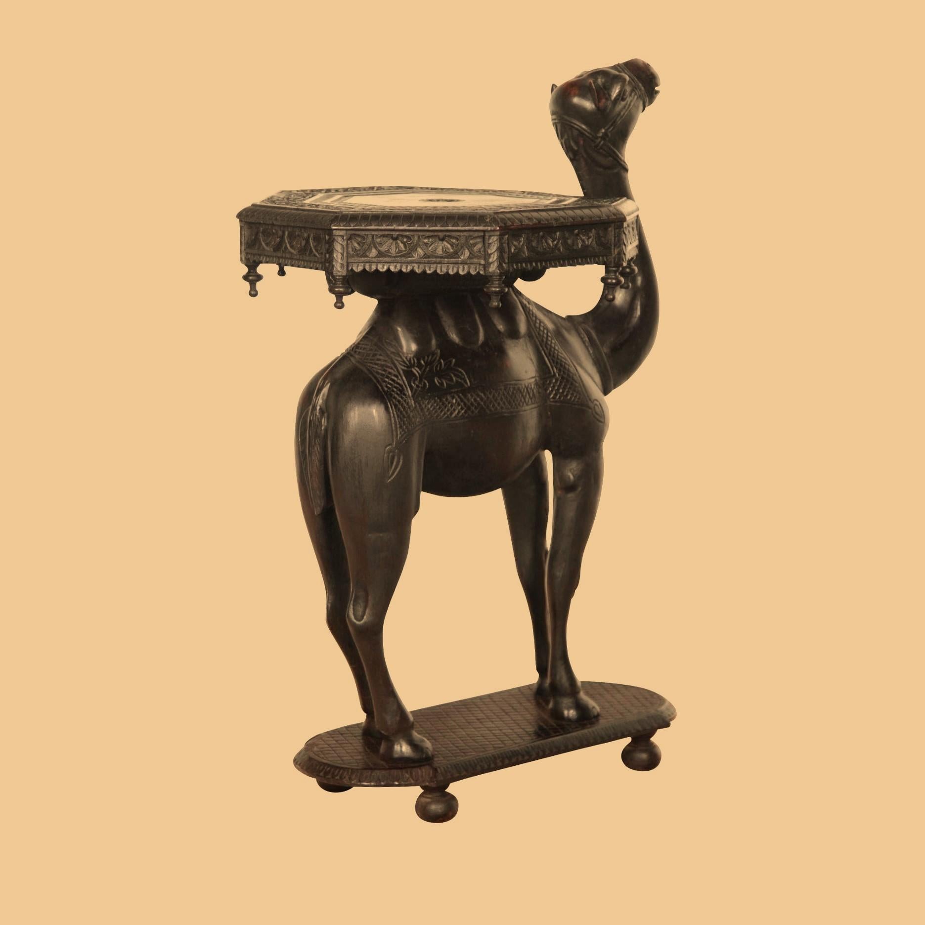 Rare table d'appoint à chameau sculptée en Inde au 19e siècle Bon état - En vente à Shipston-On-Stour, GB