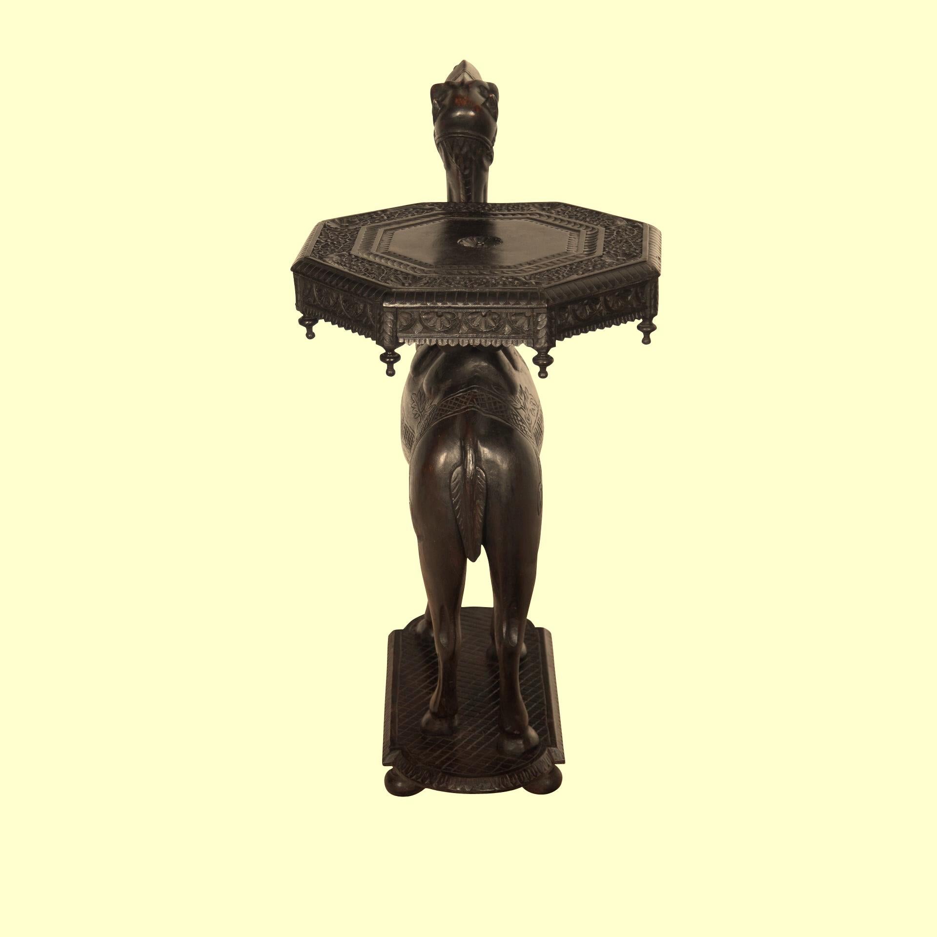 Fin du XIXe siècle Rare table d'appoint à chameau sculptée en Inde au 19e siècle en vente