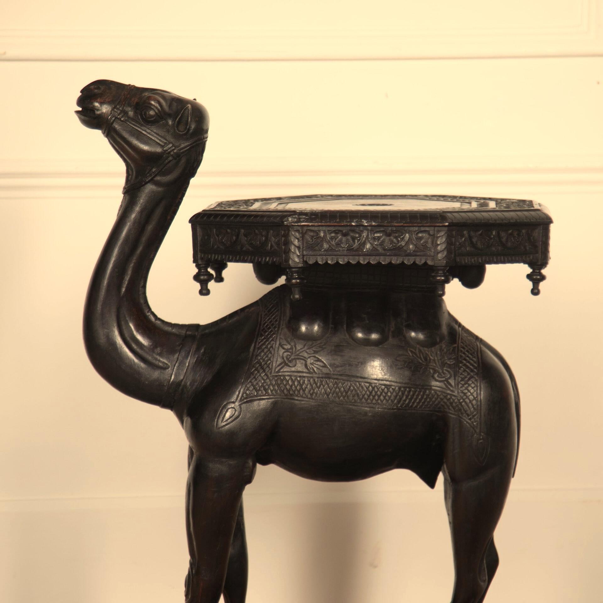 Bois de feuillus Rare table d'appoint à chameau sculptée en Inde au 19e siècle en vente