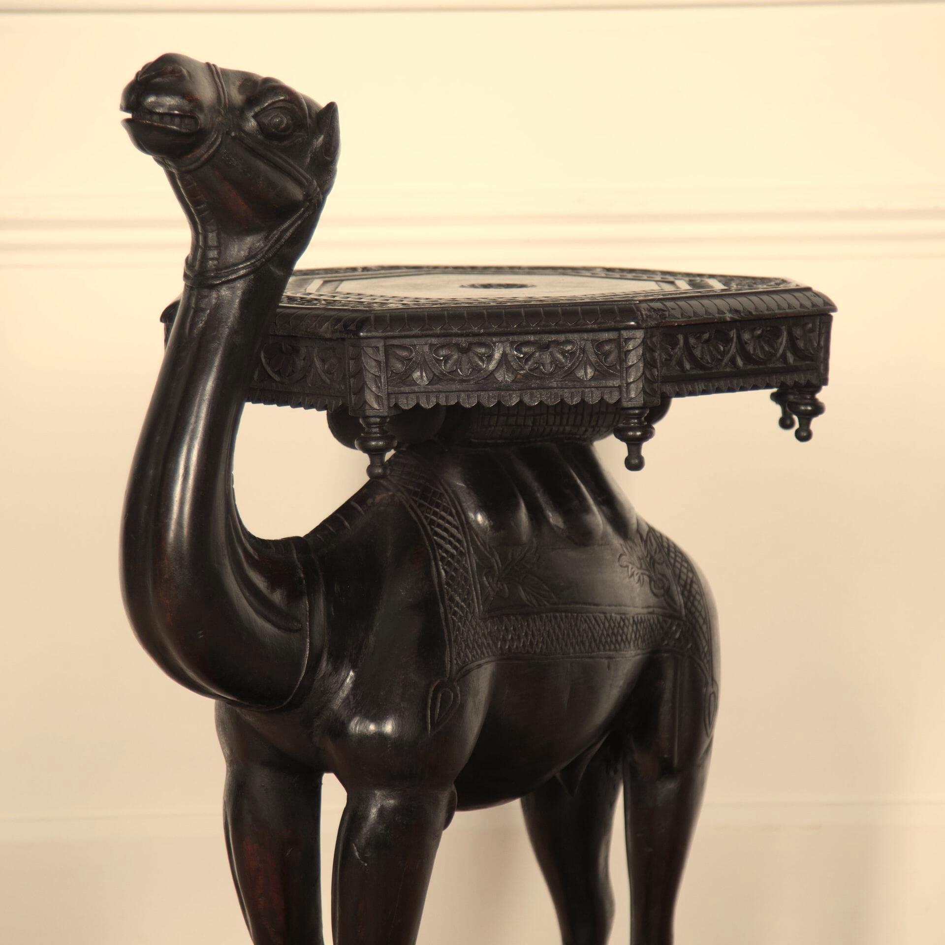 Seltener indischer geschnitzter Kamel-Beistelltisch aus dem 19. Jahrhundert im Angebot 1