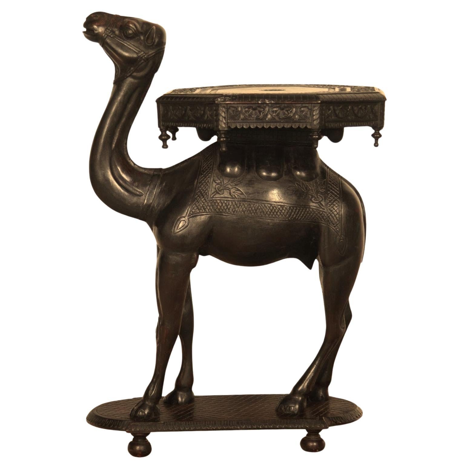 Rare table d'appoint à chameau sculptée en Inde au 19e siècle