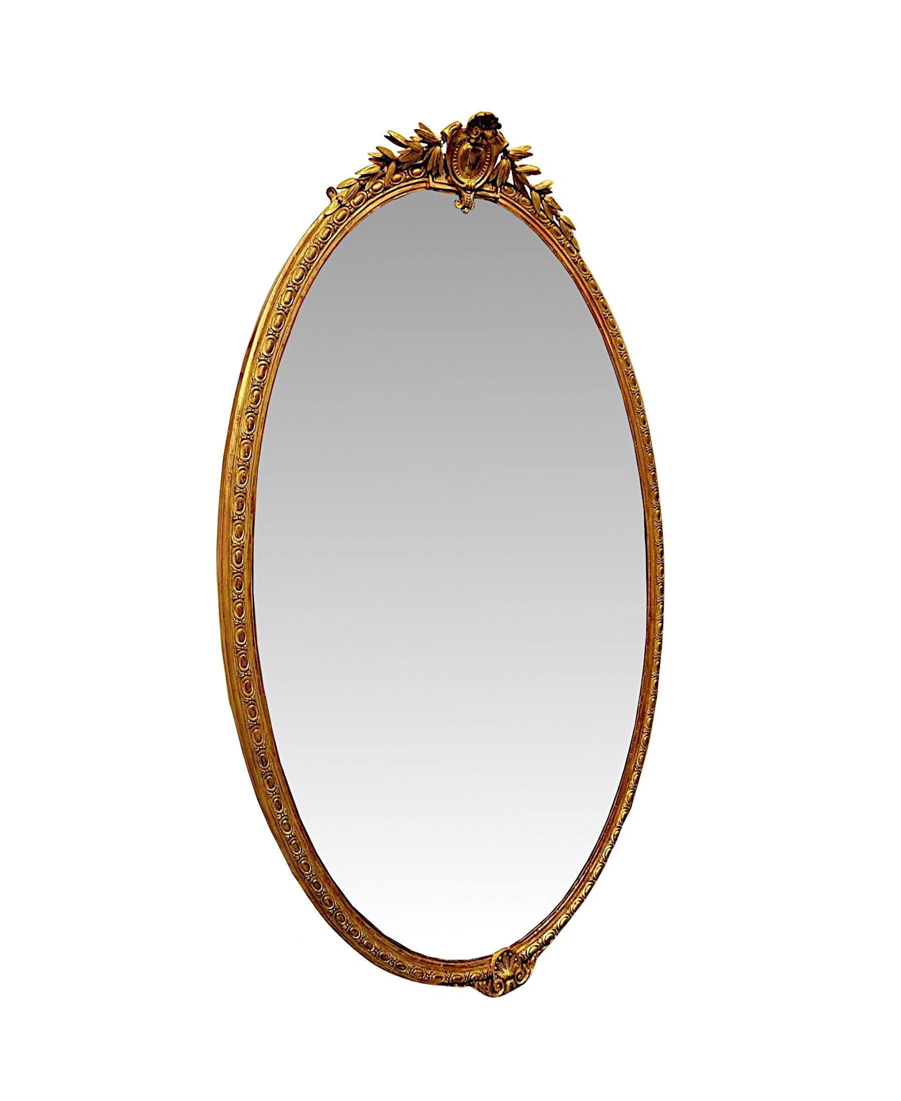 Un très rare miroir à trumeau en bois doré du 19e siècle, de grandes proportions et d'une qualité exceptionnelle.  La plaque de verre miroir au mercure, de forme A, est placée dans un cadre en bois doré sculpté à la main, cannelé et percé, avec de