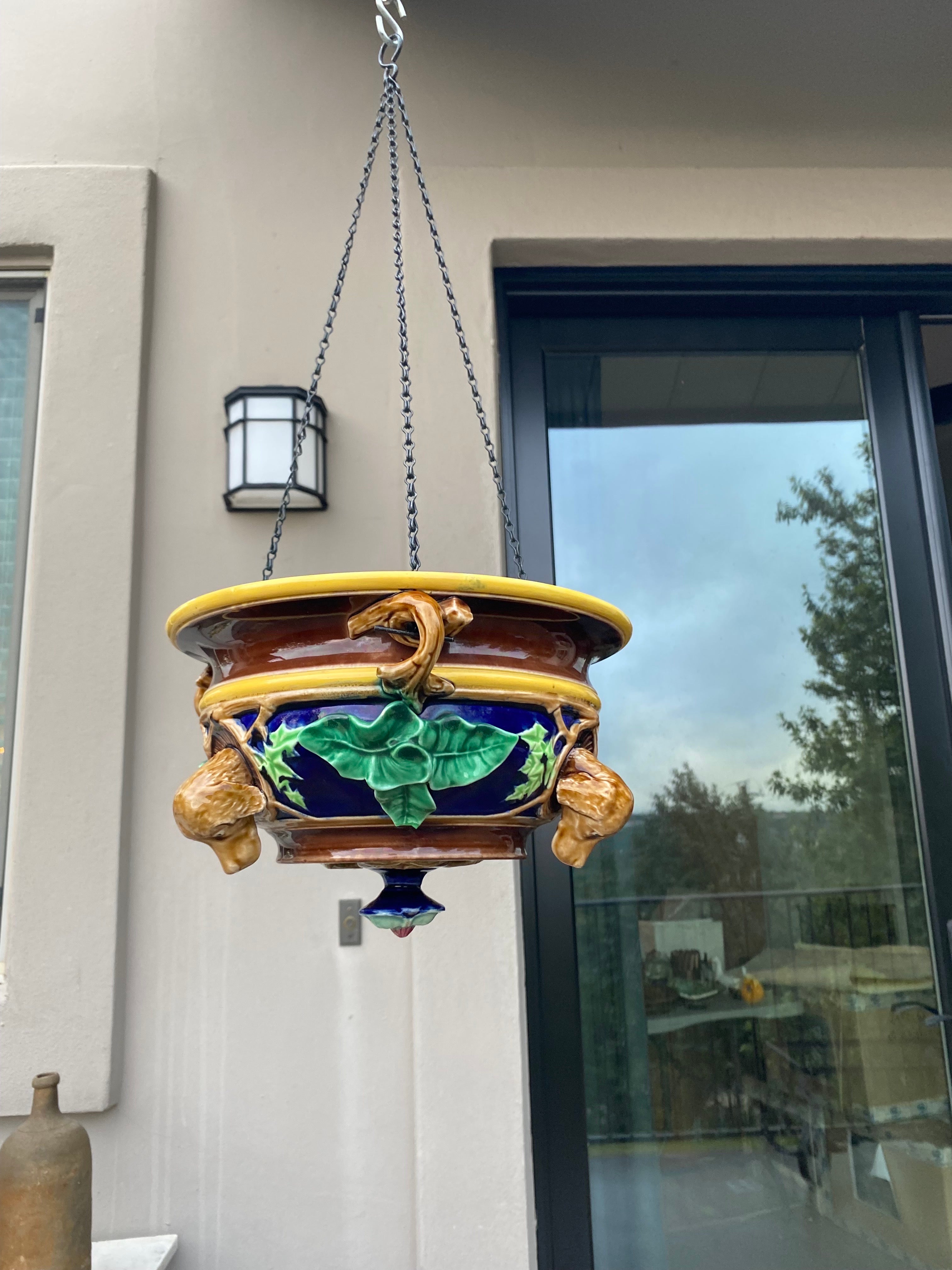 19. Jahrhundert Seltene Majolika hängende Jardiniere mit Hunden Sarreguemines.
Mit Blättern verziert.
Gesamthöhe mit der Kette / 23 Zoll.
Höhe der Keramik / 8 Zoll.