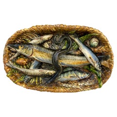 Raro piatto da portata in maiolica Palissy del XIX secolo con cesto di pesce Leon Brard