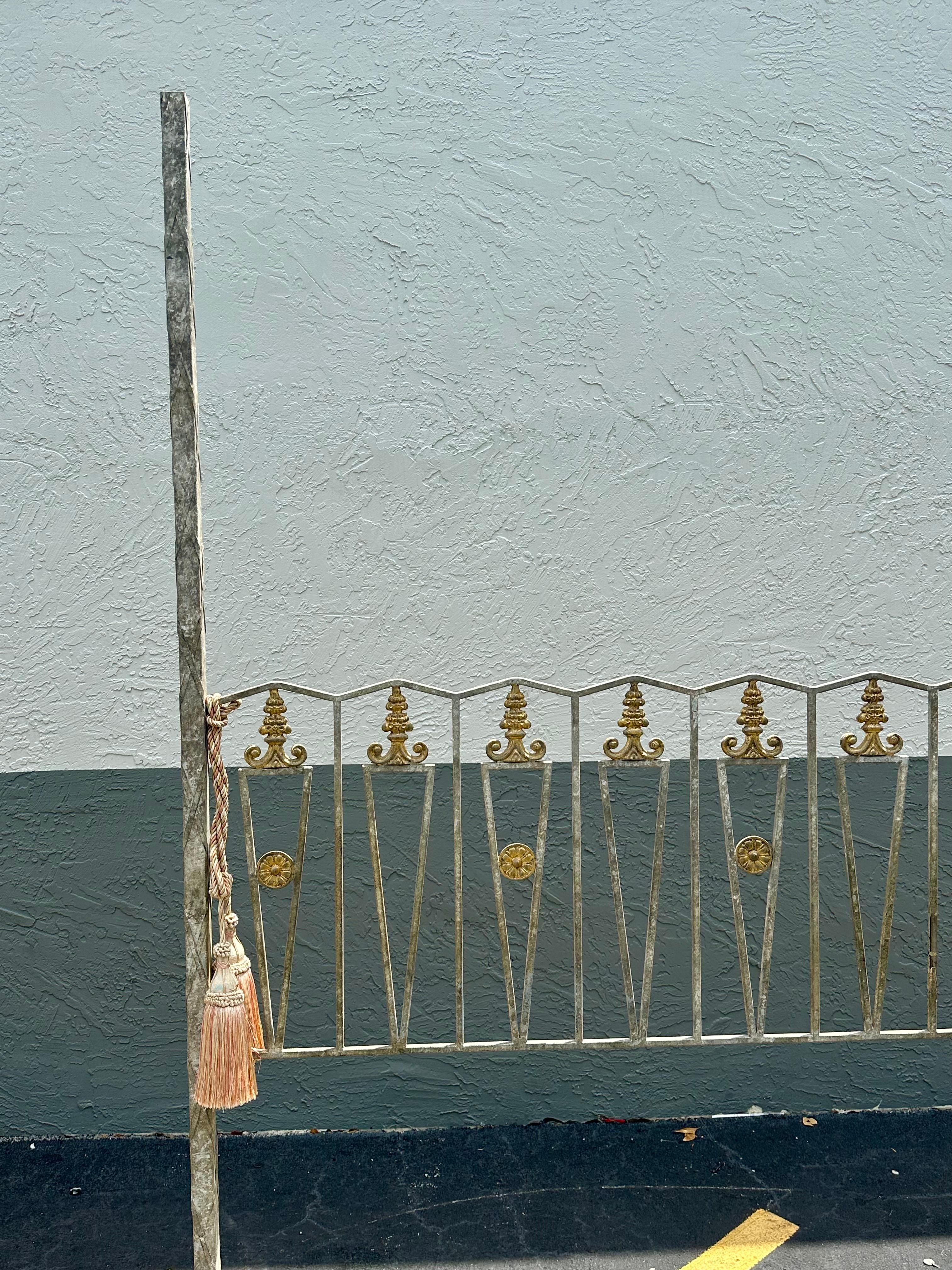 Rara cama con dosel de hierro de estilo neoclásico del siglo XIX Hierro en venta