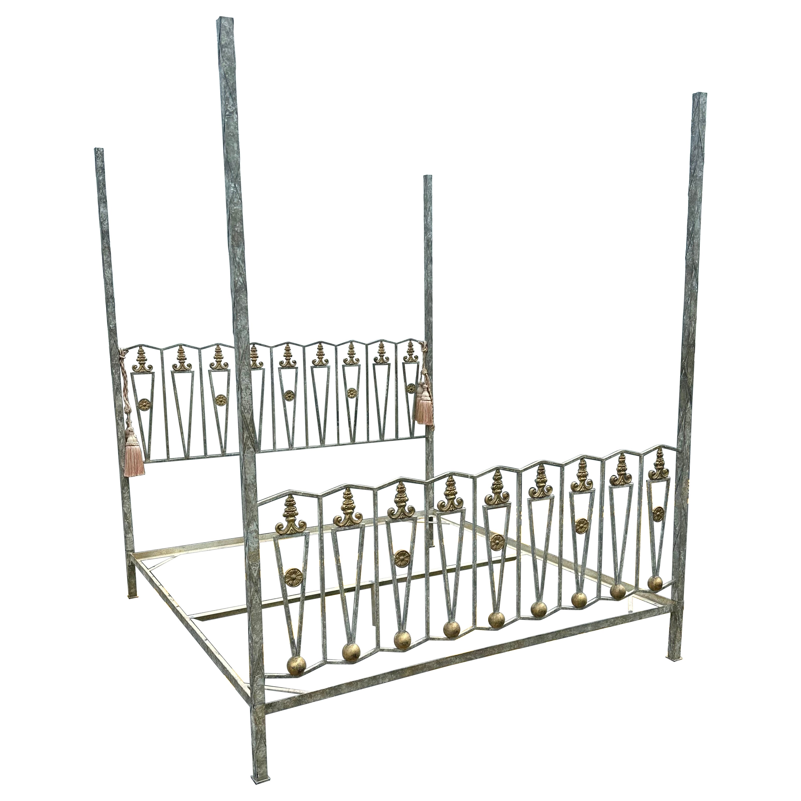 Rara cama con dosel de hierro de estilo neoclásico del siglo XIX en venta