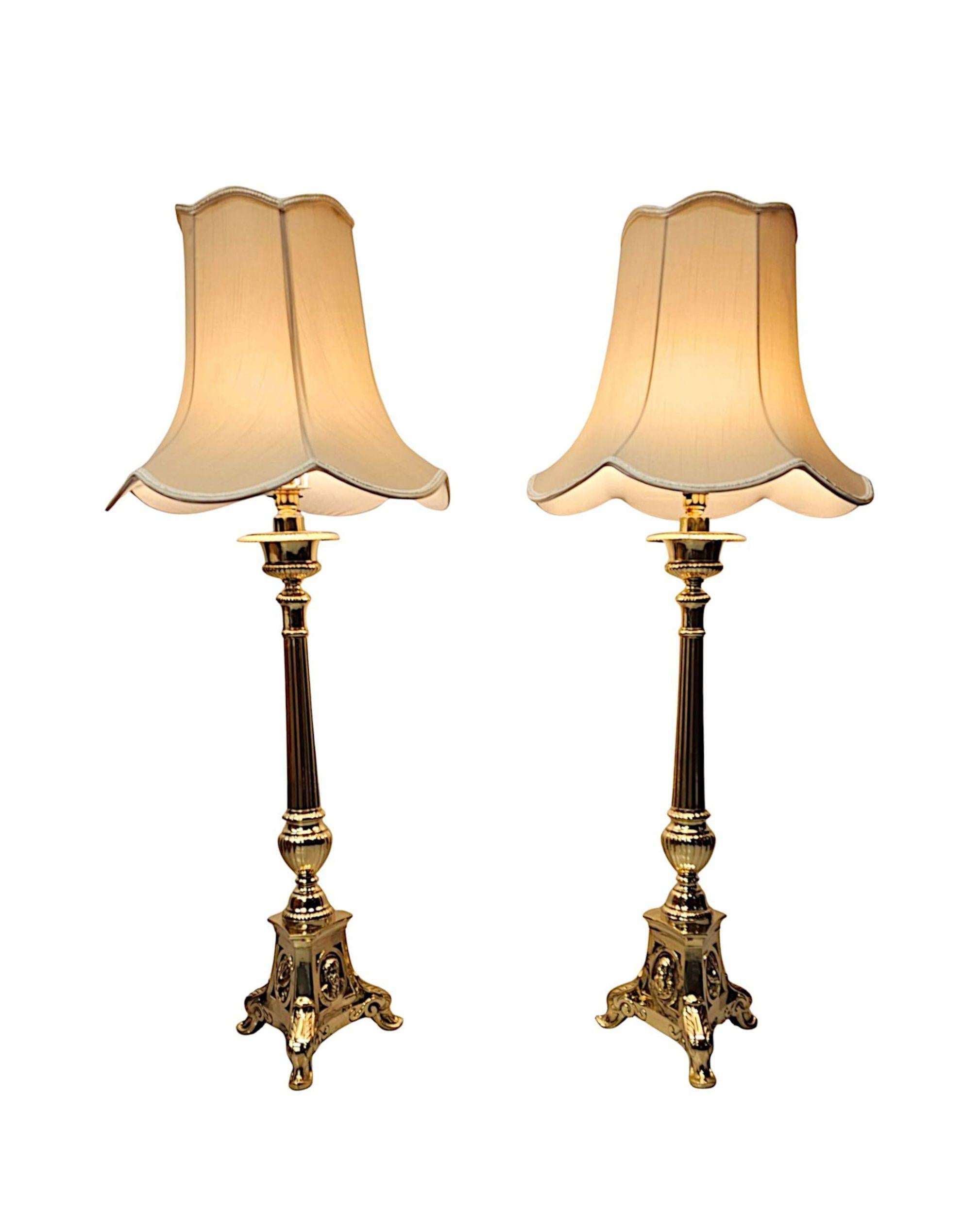 Un ensemble très rare de six chandeliers gothiques du XIXe siècle en laiton poli finement moulé, entièrement restaurés et transformés en lampes de table, avec une belle patine et une qualité exceptionnelle.  Surmontée d'une magnifique urne