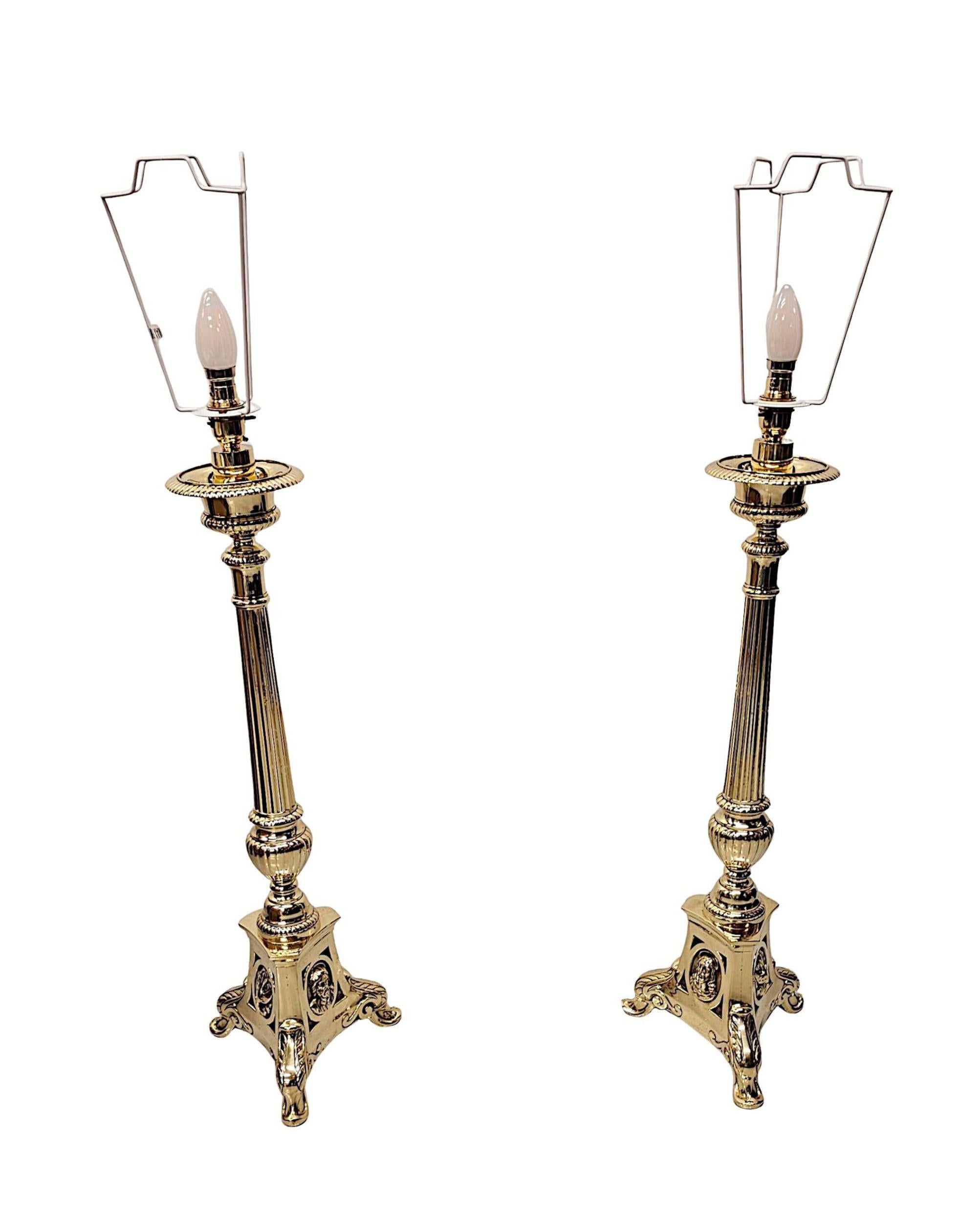 Anglais 19e siècle Rare ensemble de six chandeliers gothiques en laiton transformés en lampes de table en vente
