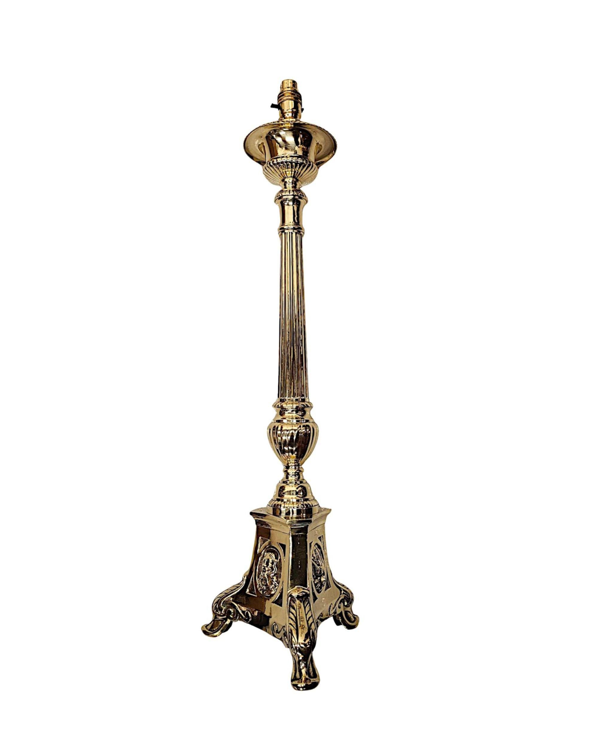 Laiton 19e siècle Rare ensemble de six chandeliers gothiques en laiton transformés en lampes de table en vente