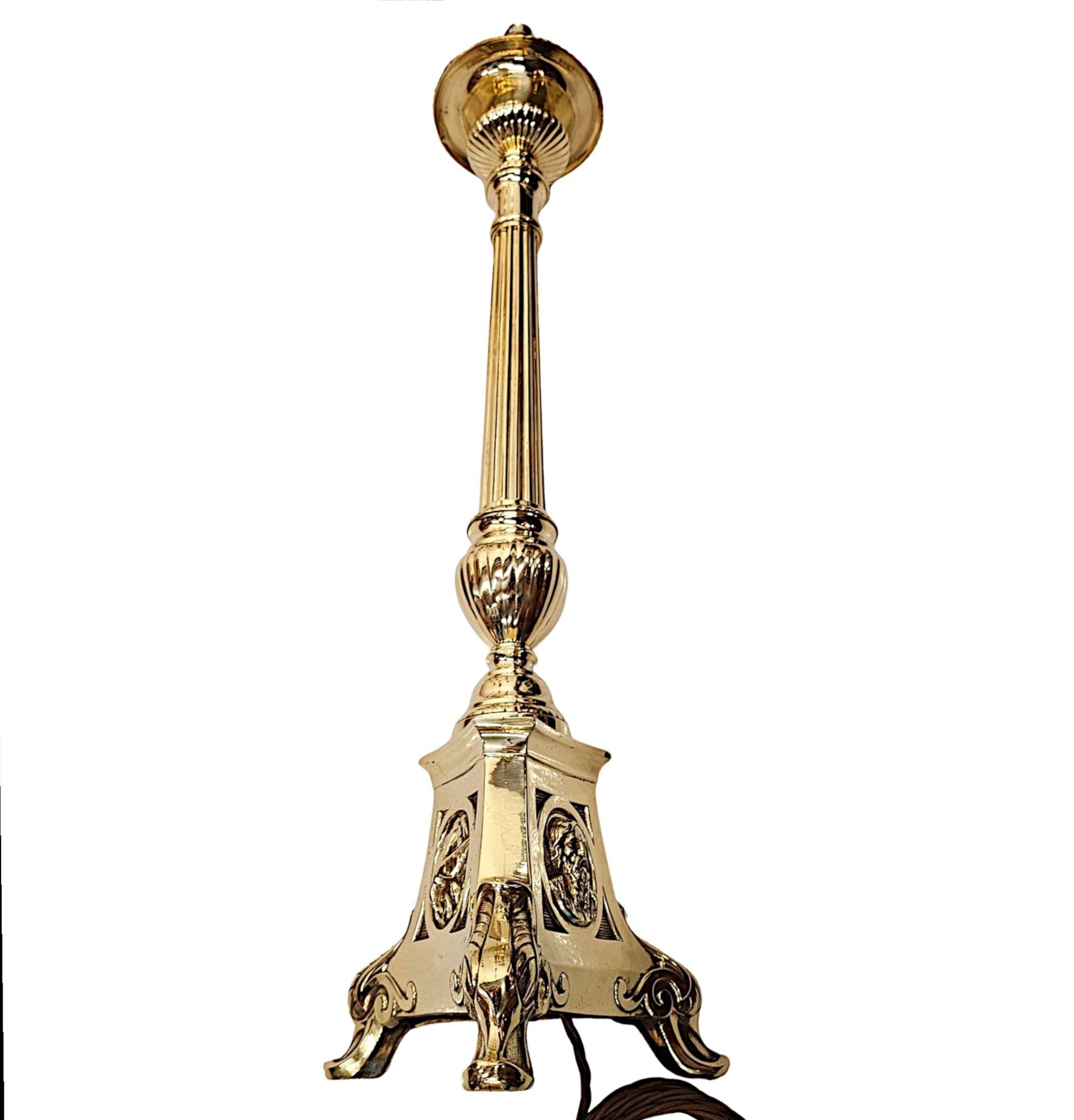 19e siècle Rare ensemble de six chandeliers gothiques en laiton transformés en lampes de table en vente 1